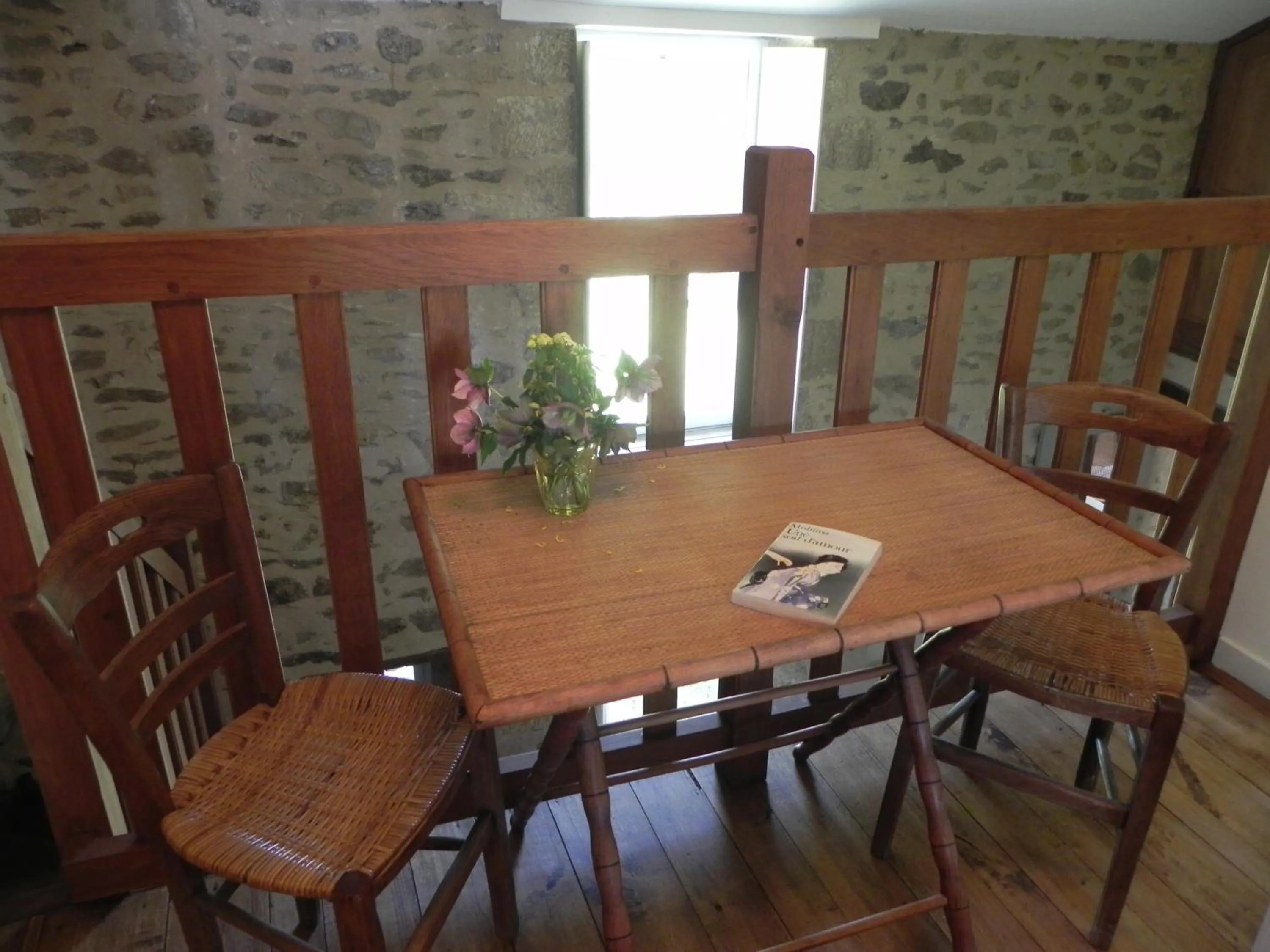 Decorative detail in Au Son du Jardin Poitevin