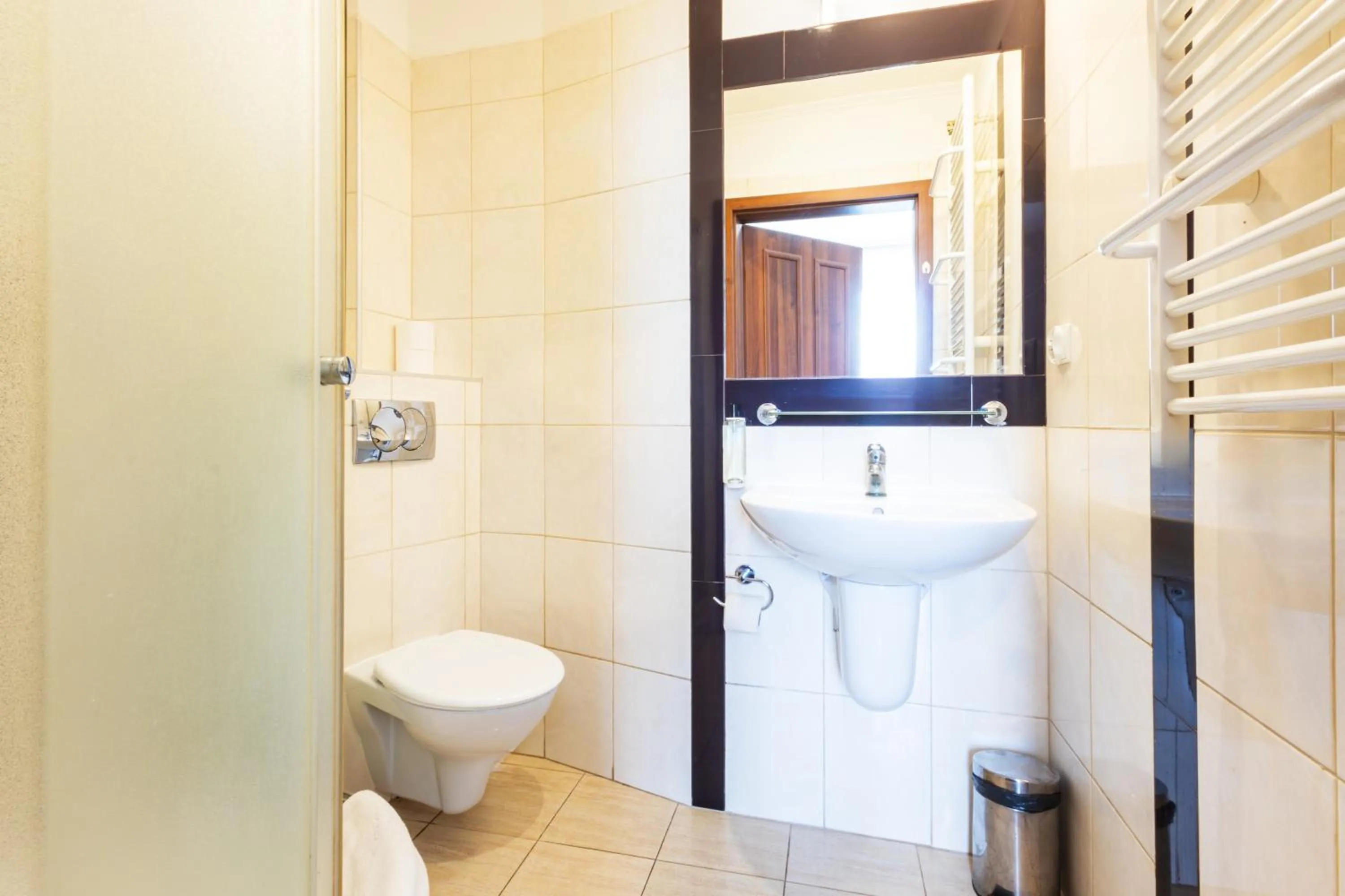 Shower in Noclegi Stadion Bed & Breakfast