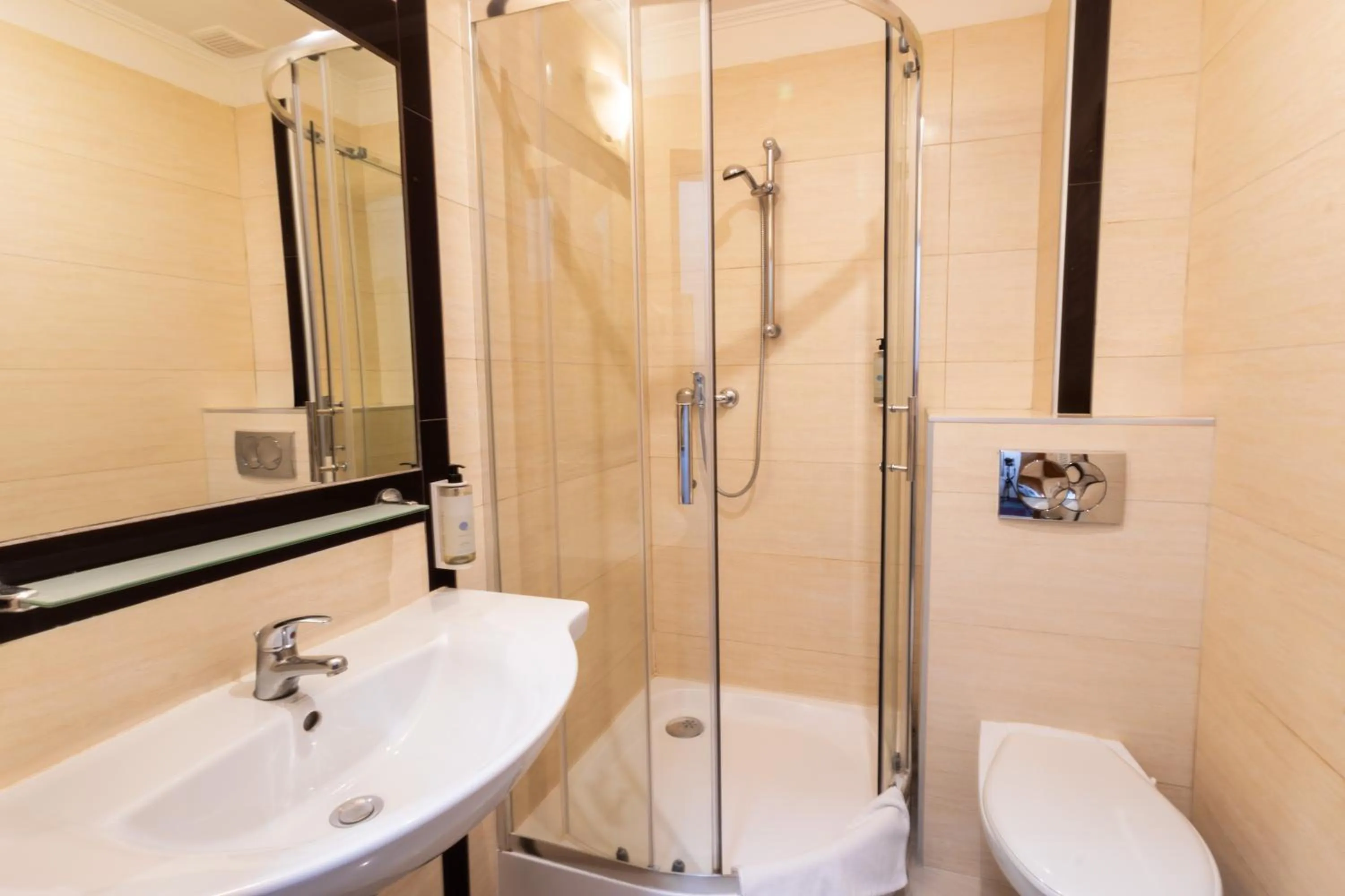 Shower in Noclegi Stadion Bed & Breakfast