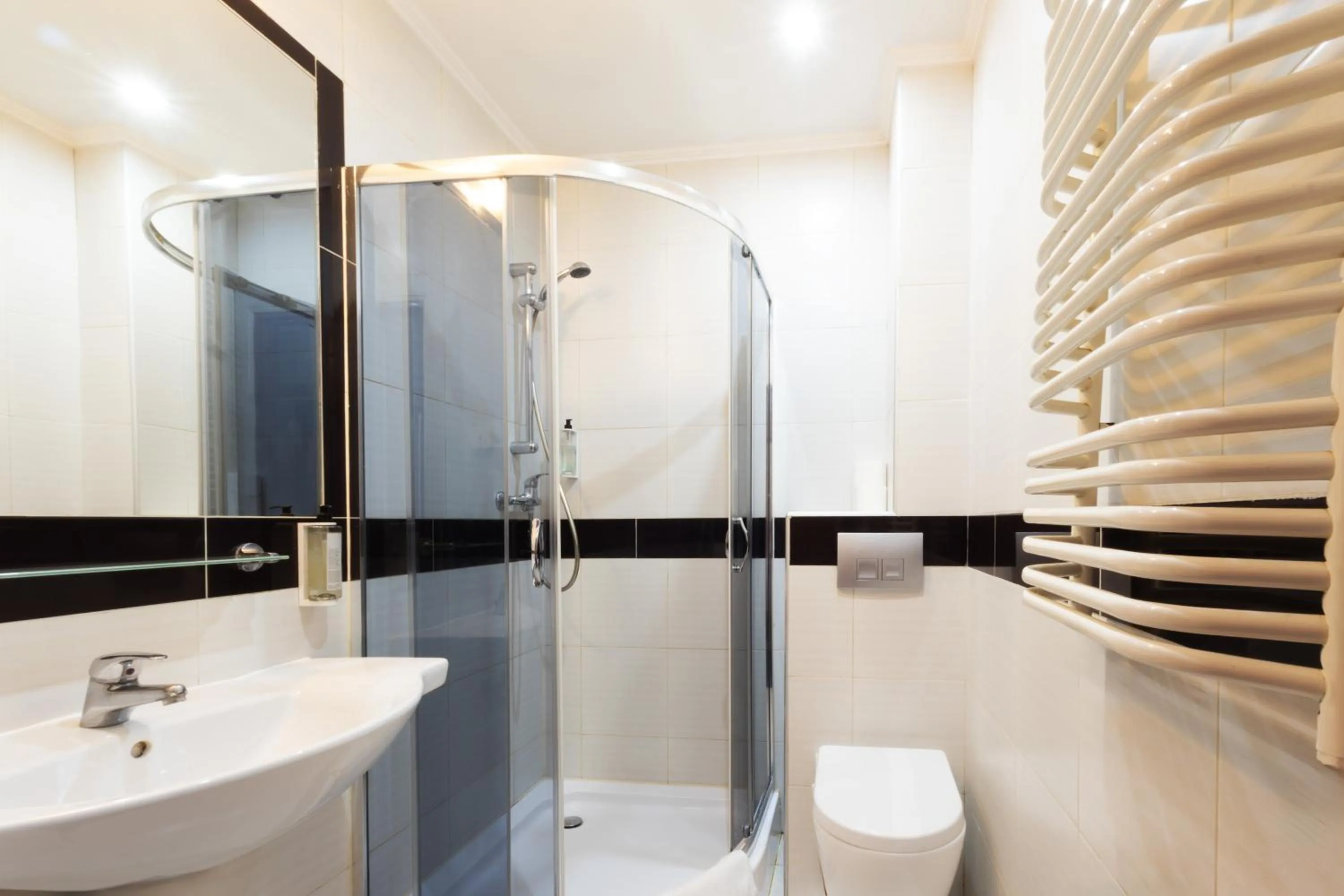 Shower in Noclegi Stadion Bed & Breakfast