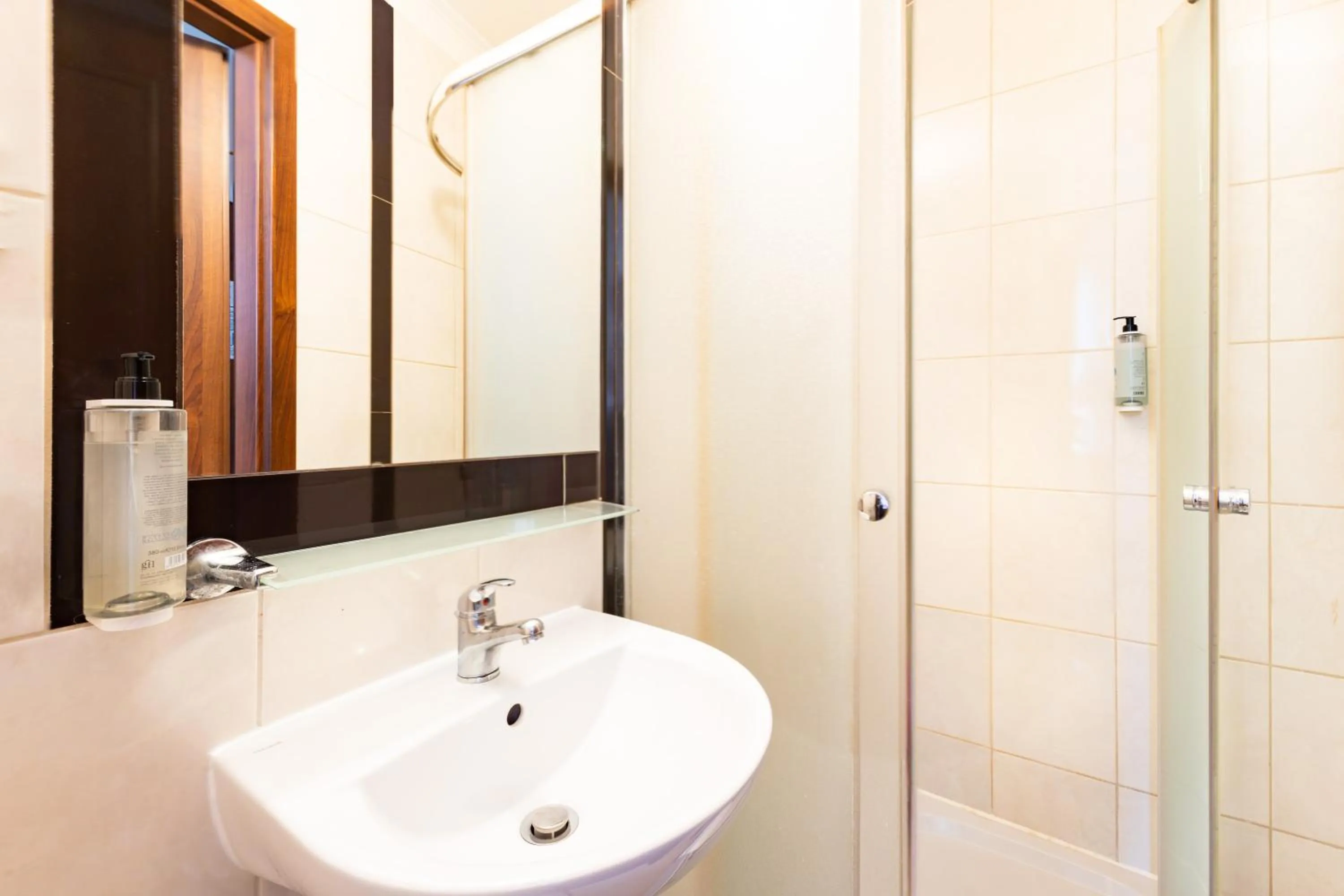 Shower in Noclegi Stadion Bed & Breakfast