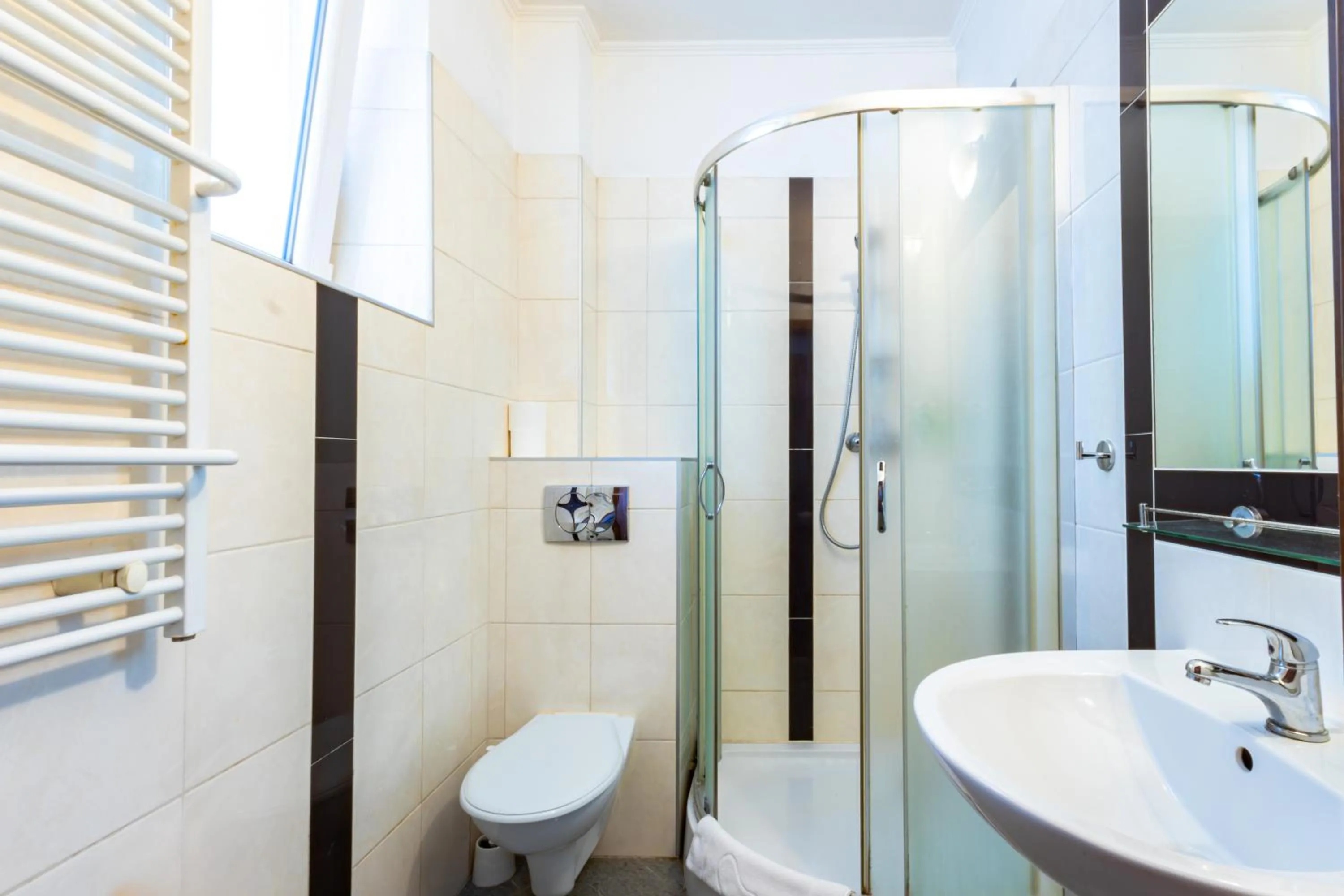 Shower in Noclegi Stadion Bed & Breakfast