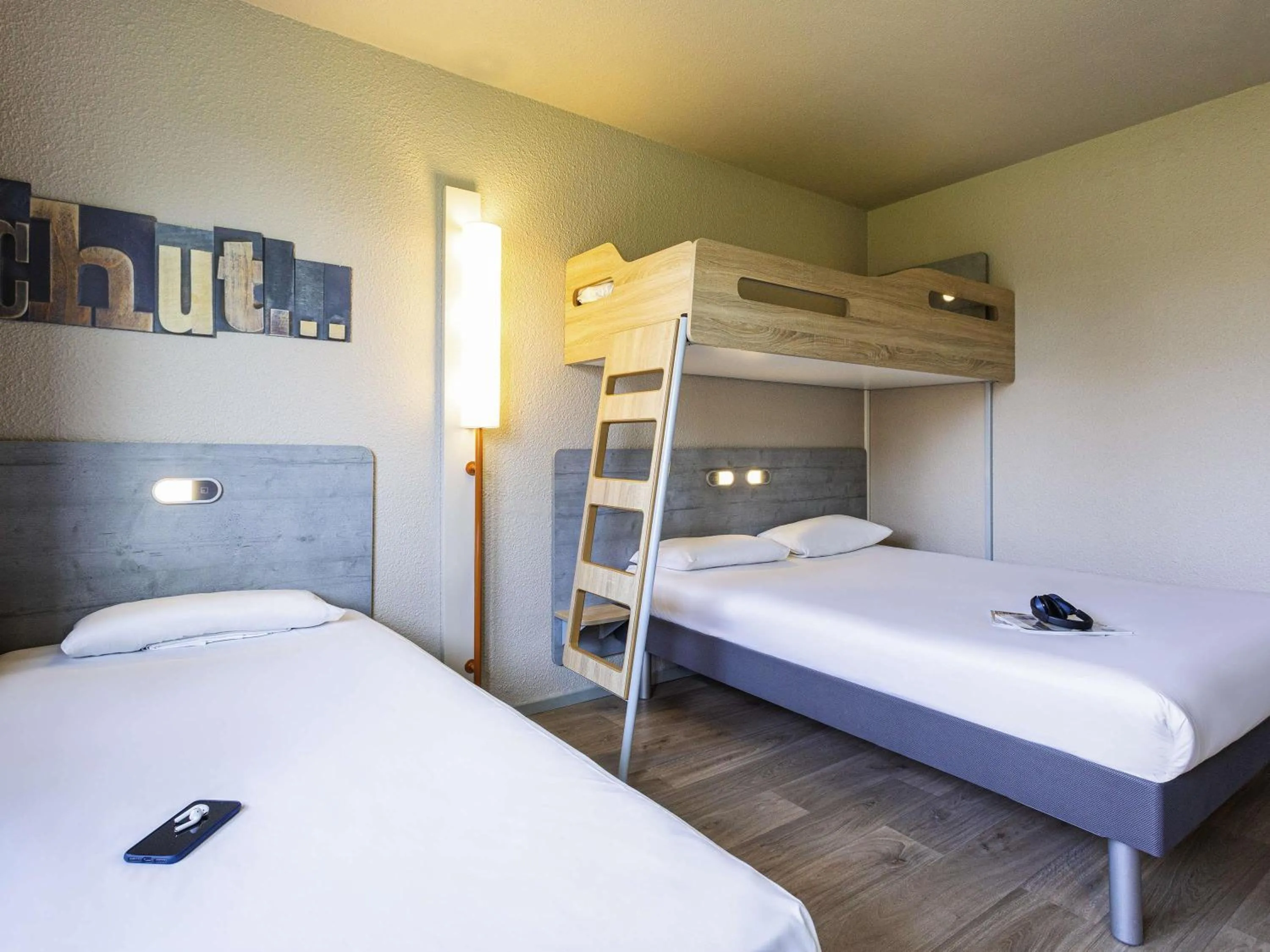 Bedroom, Bed in ibis budget Angoulême Nord