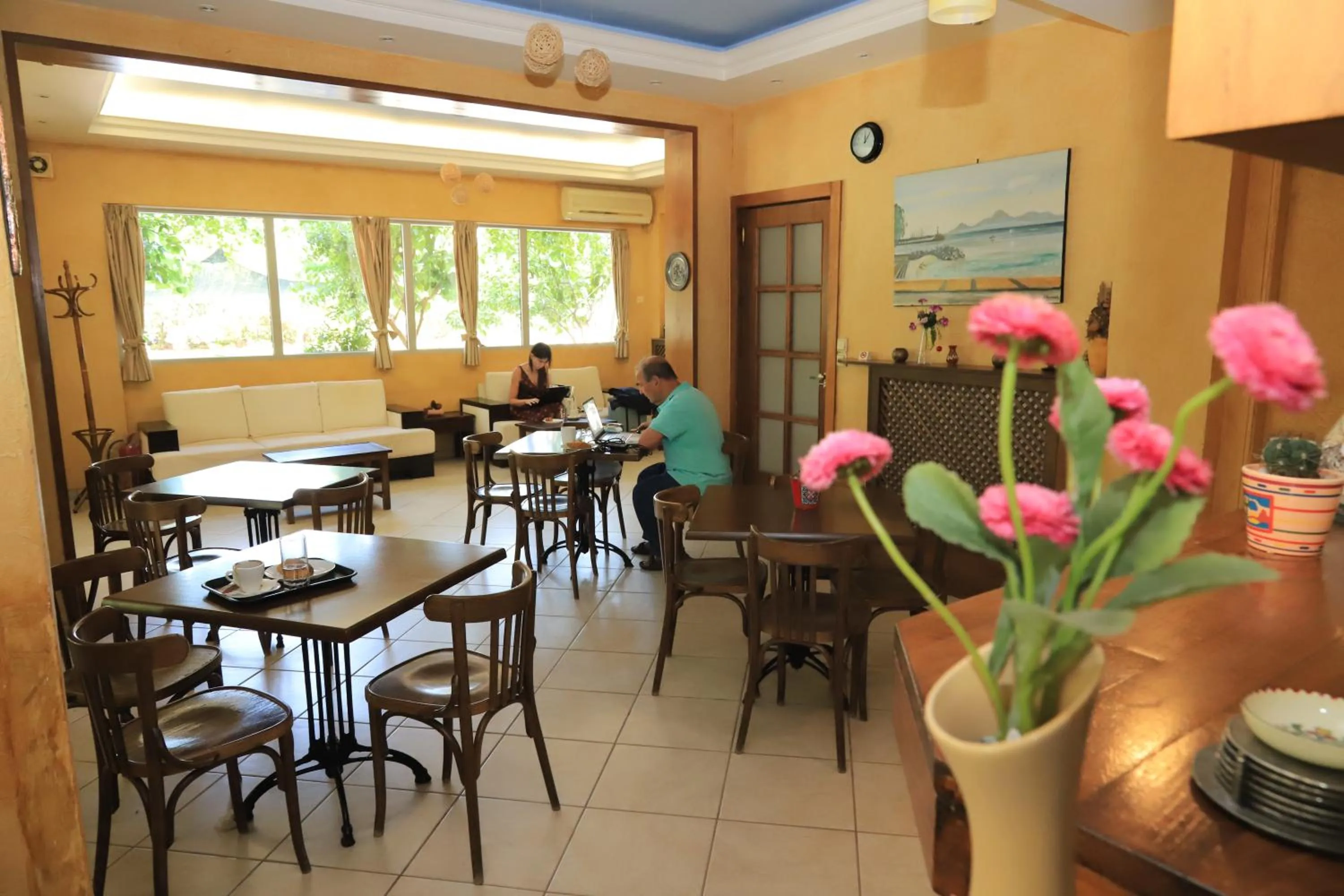 Restaurant/places to eat in IKAROS Hotel ELLINIKO