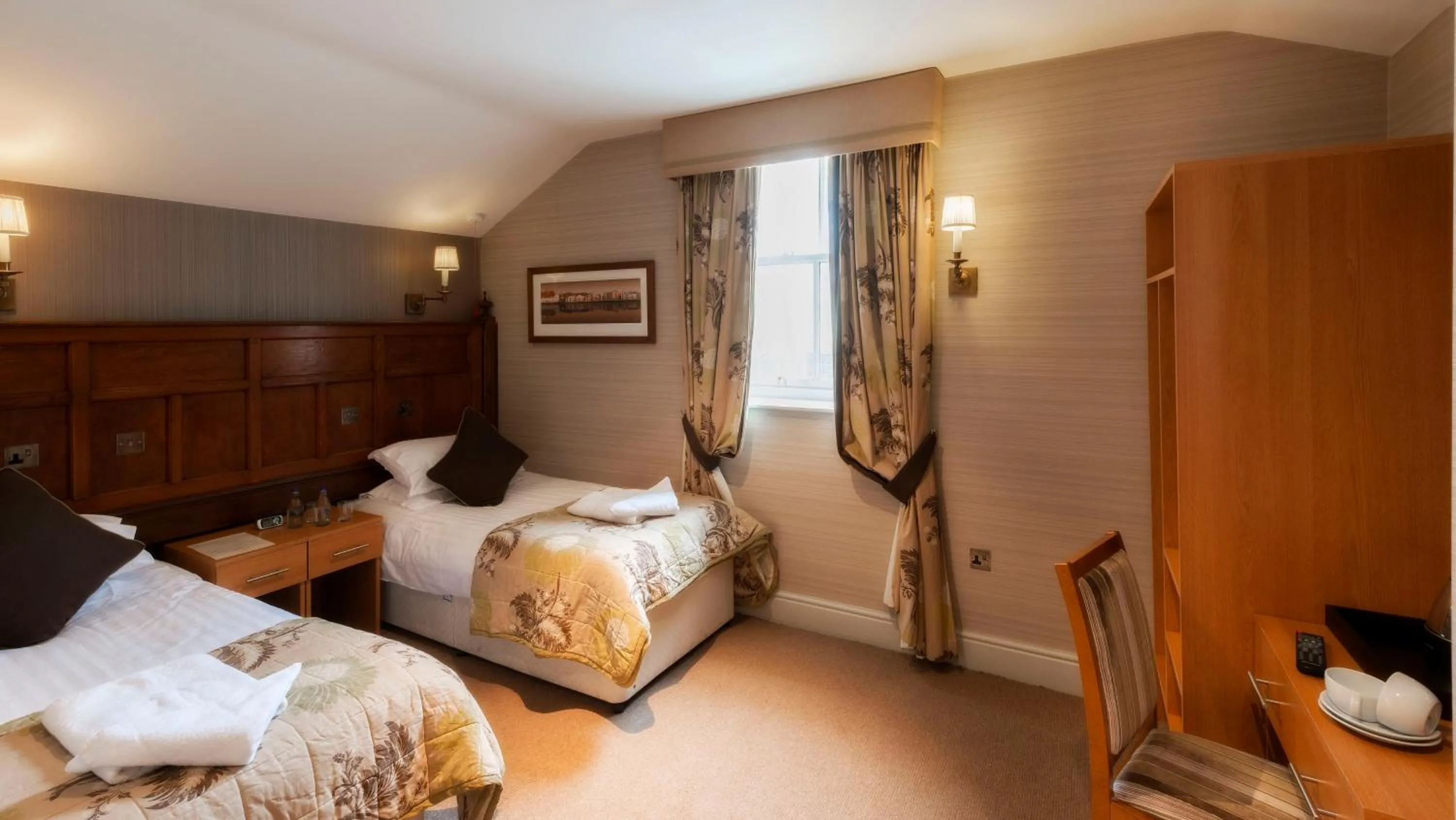 Photo of the whole room, Bed in Wagon & Horses