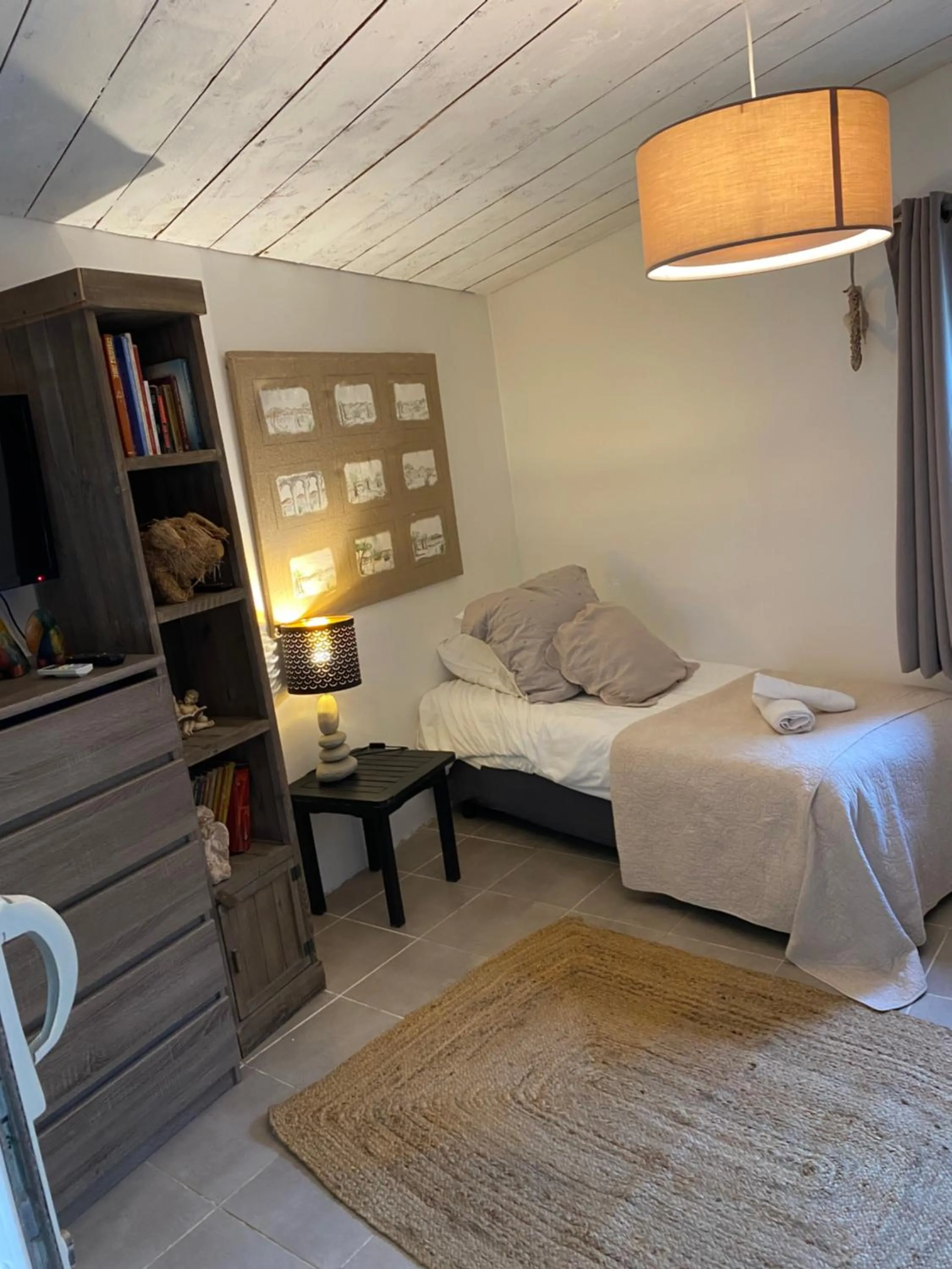 Photo of the whole room, Bed in Maranatha, front de mer avec plage