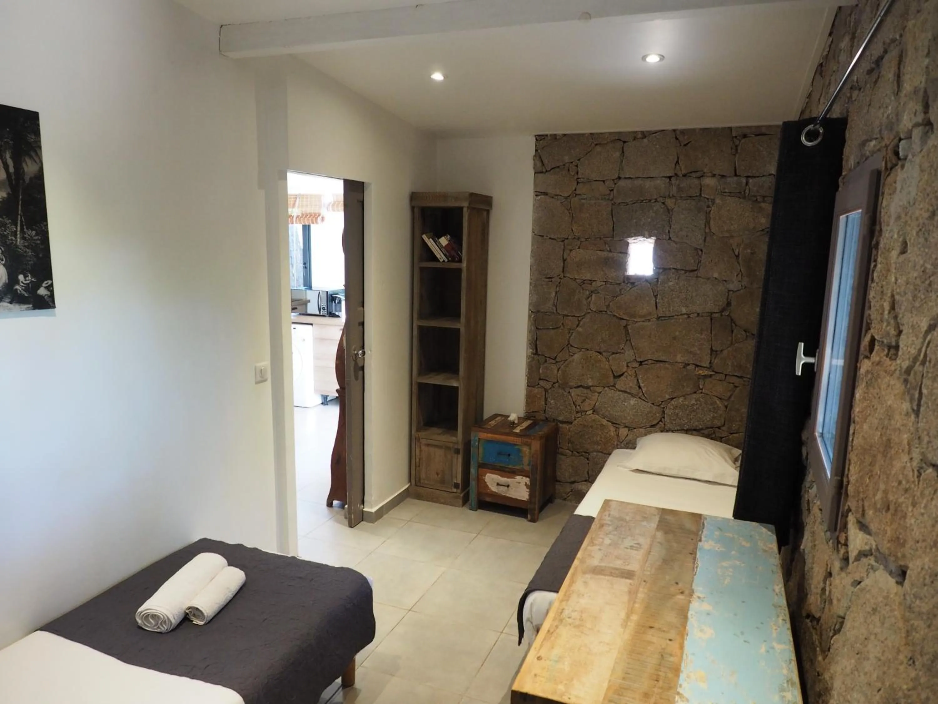 Photo of the whole room, Bed in Maranatha, front de mer avec plage