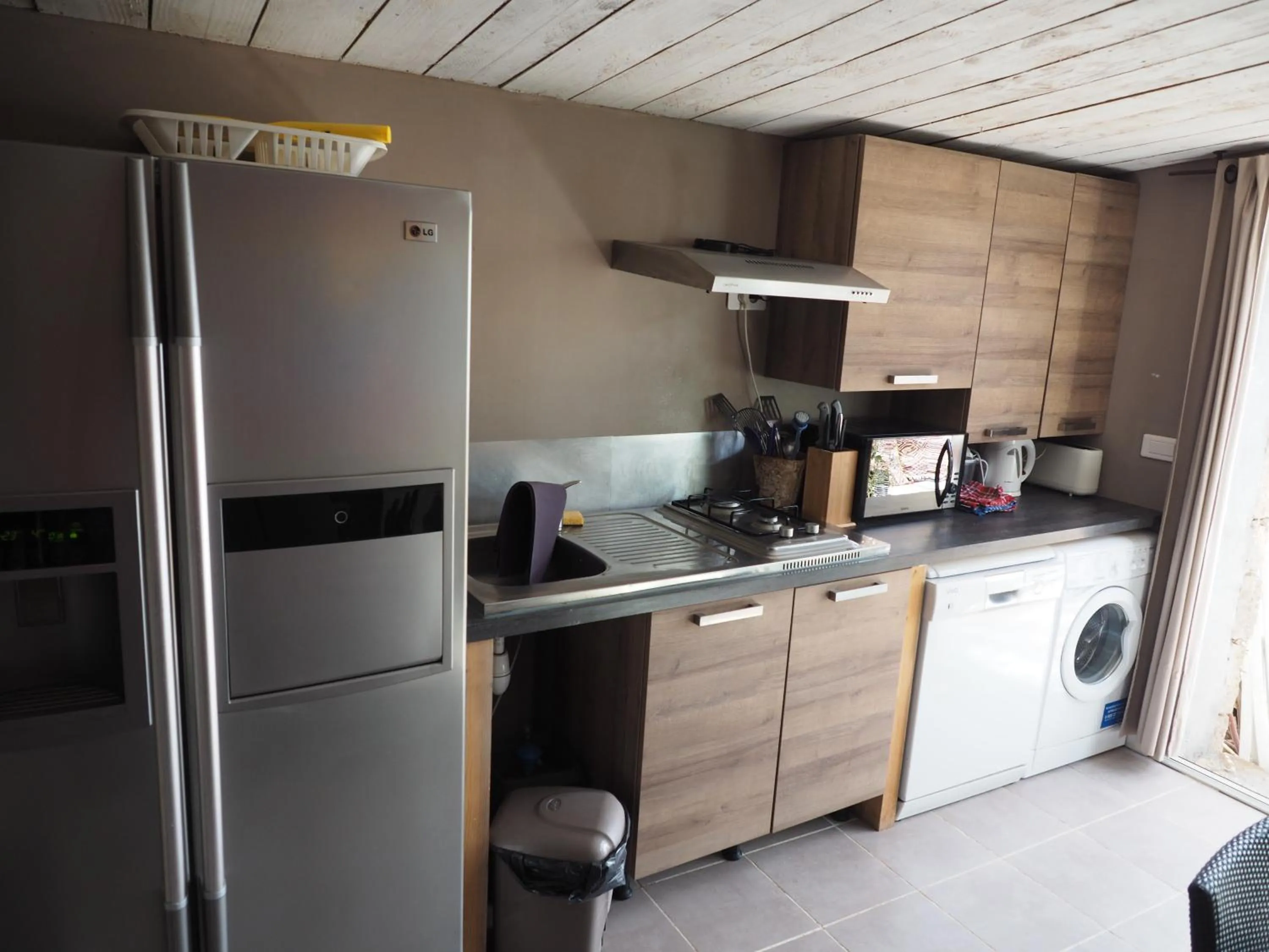 Kitchen or kitchenette in Maranatha, front de mer avec plage