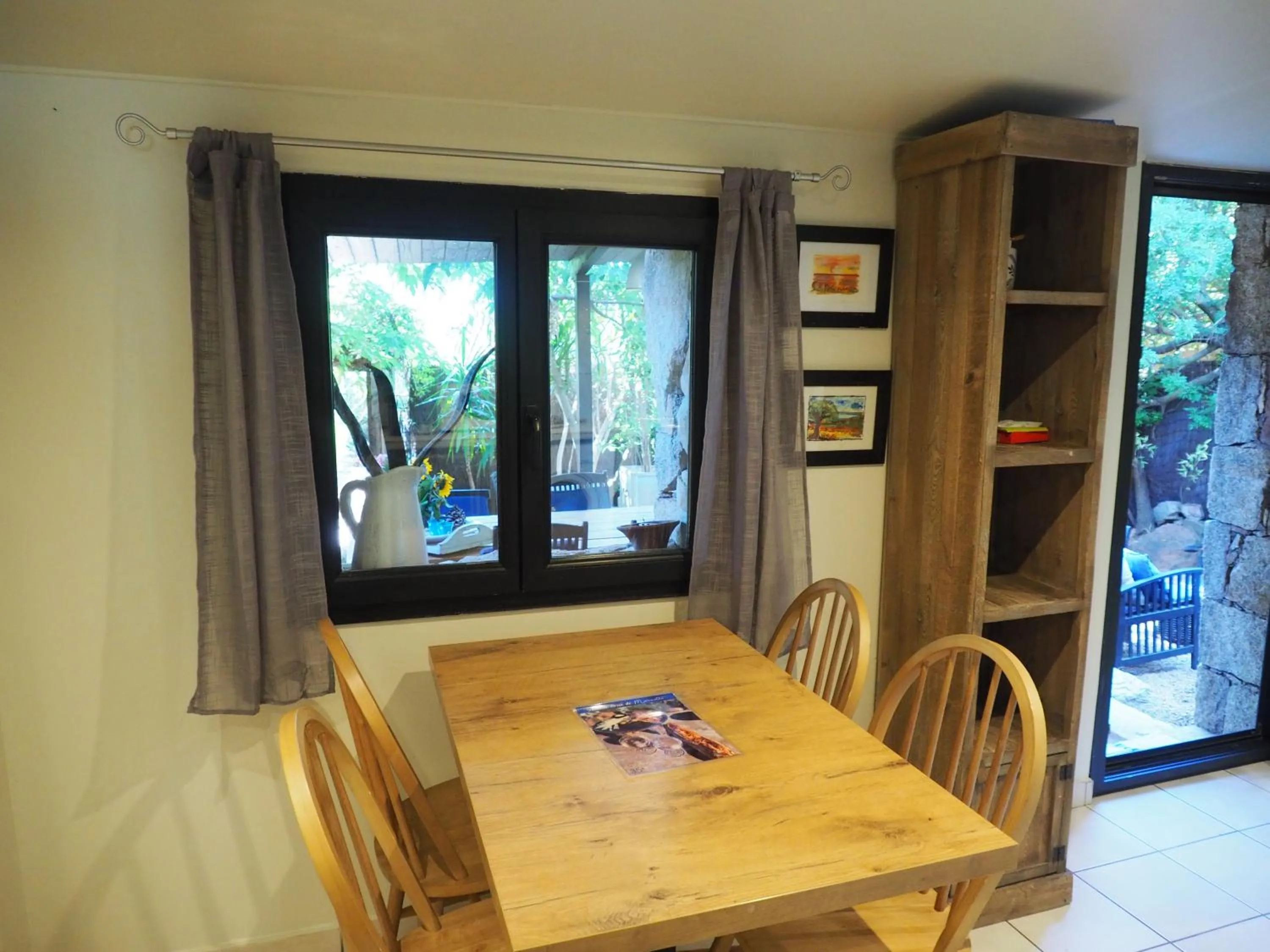 Dining area in Maranatha, front de mer avec plage