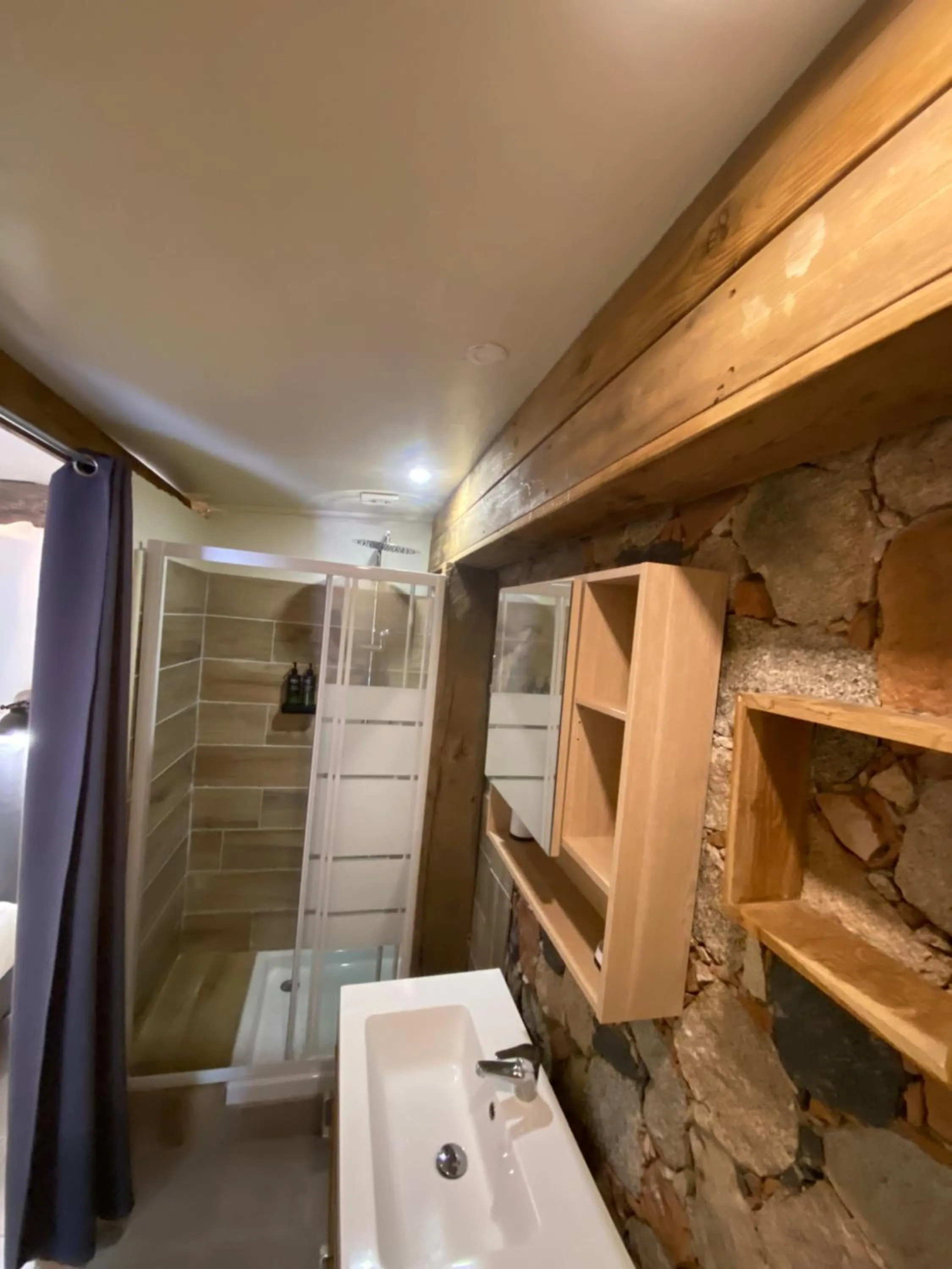 Bathroom in Maranatha, front de mer avec plage