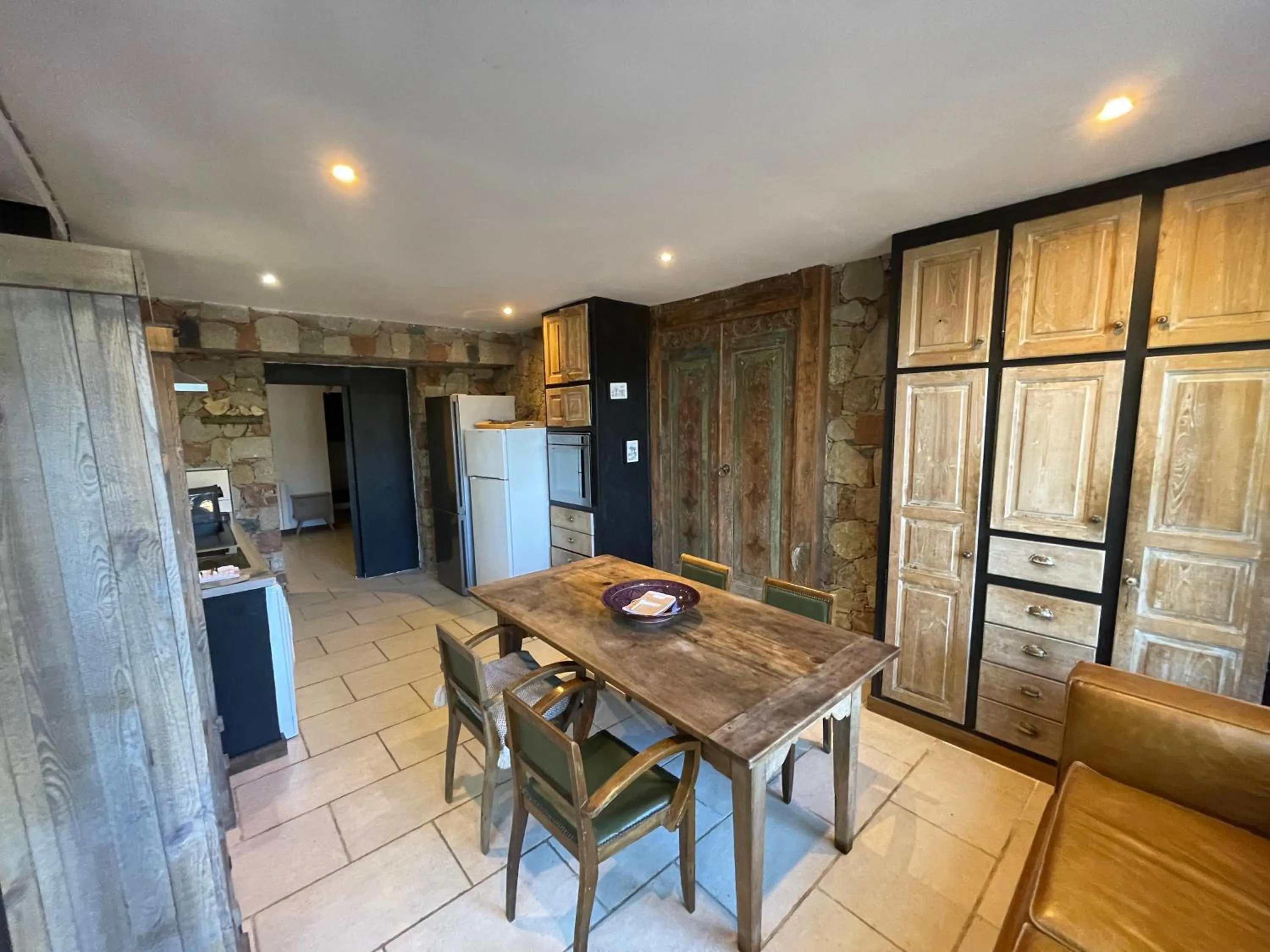 Kitchen or kitchenette in Maranatha, front de mer avec plage