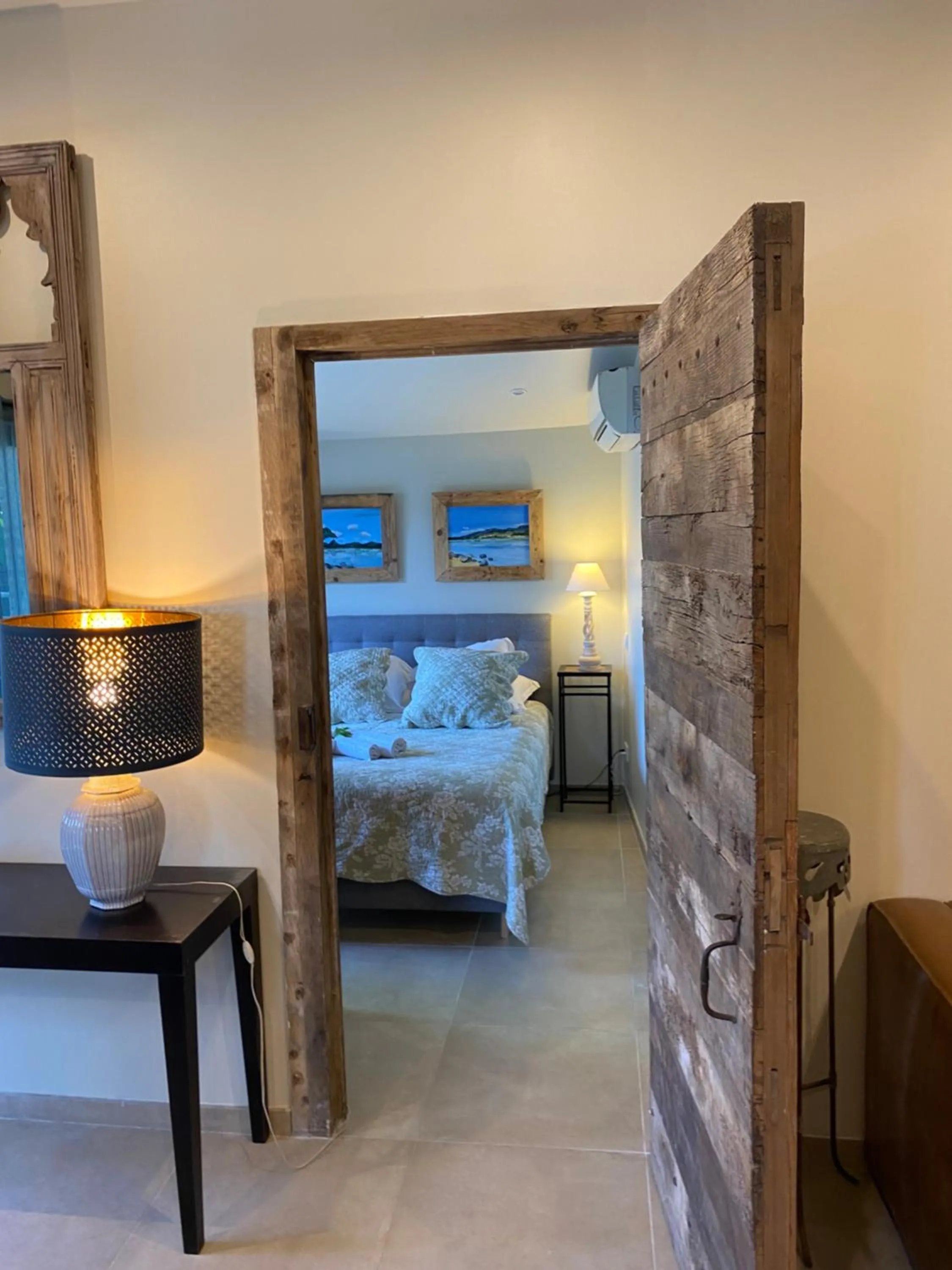 Photo of the whole room, Bed in Maranatha, front de mer avec plage