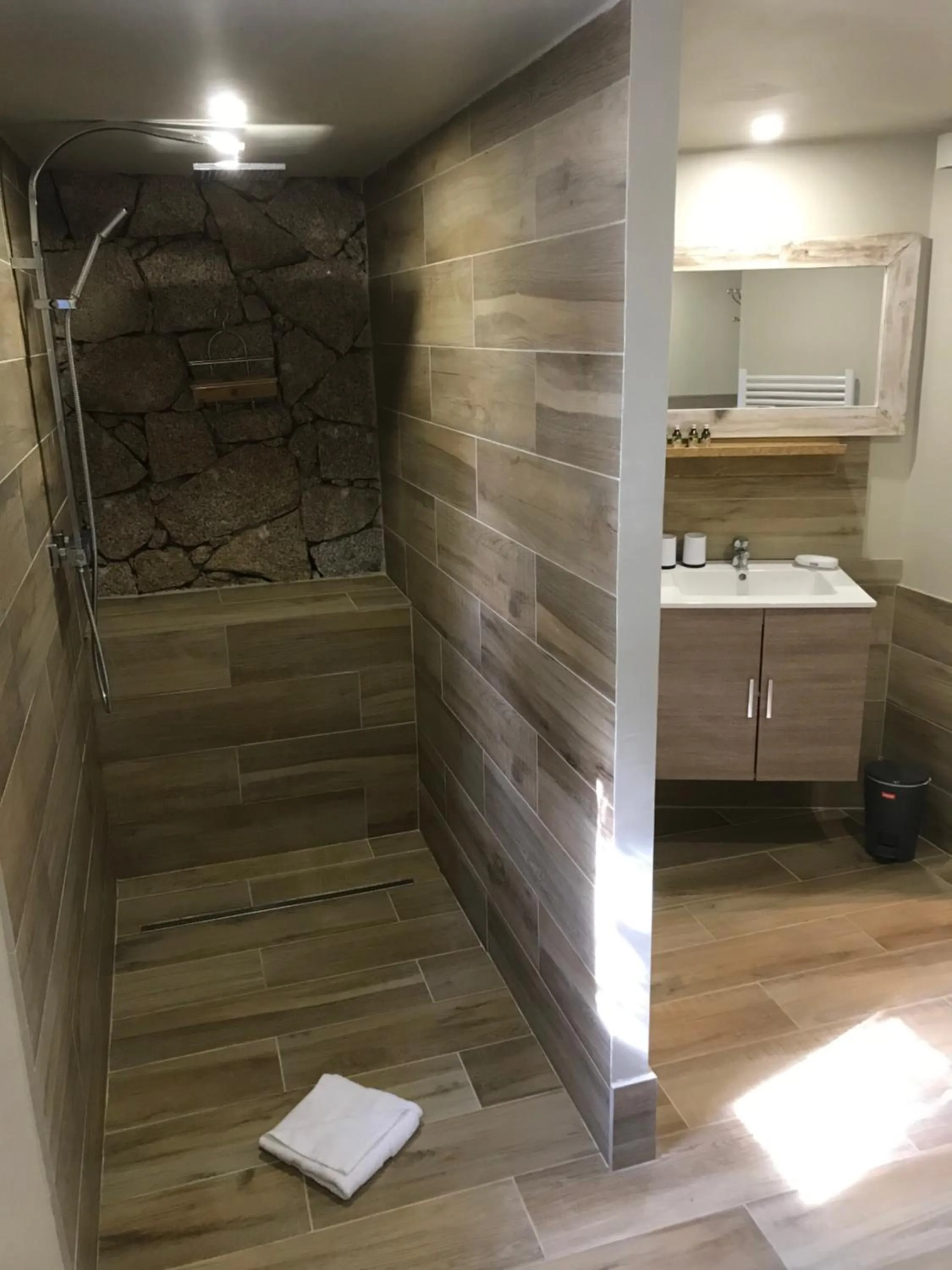 Bathroom in Maranatha, front de mer avec plage