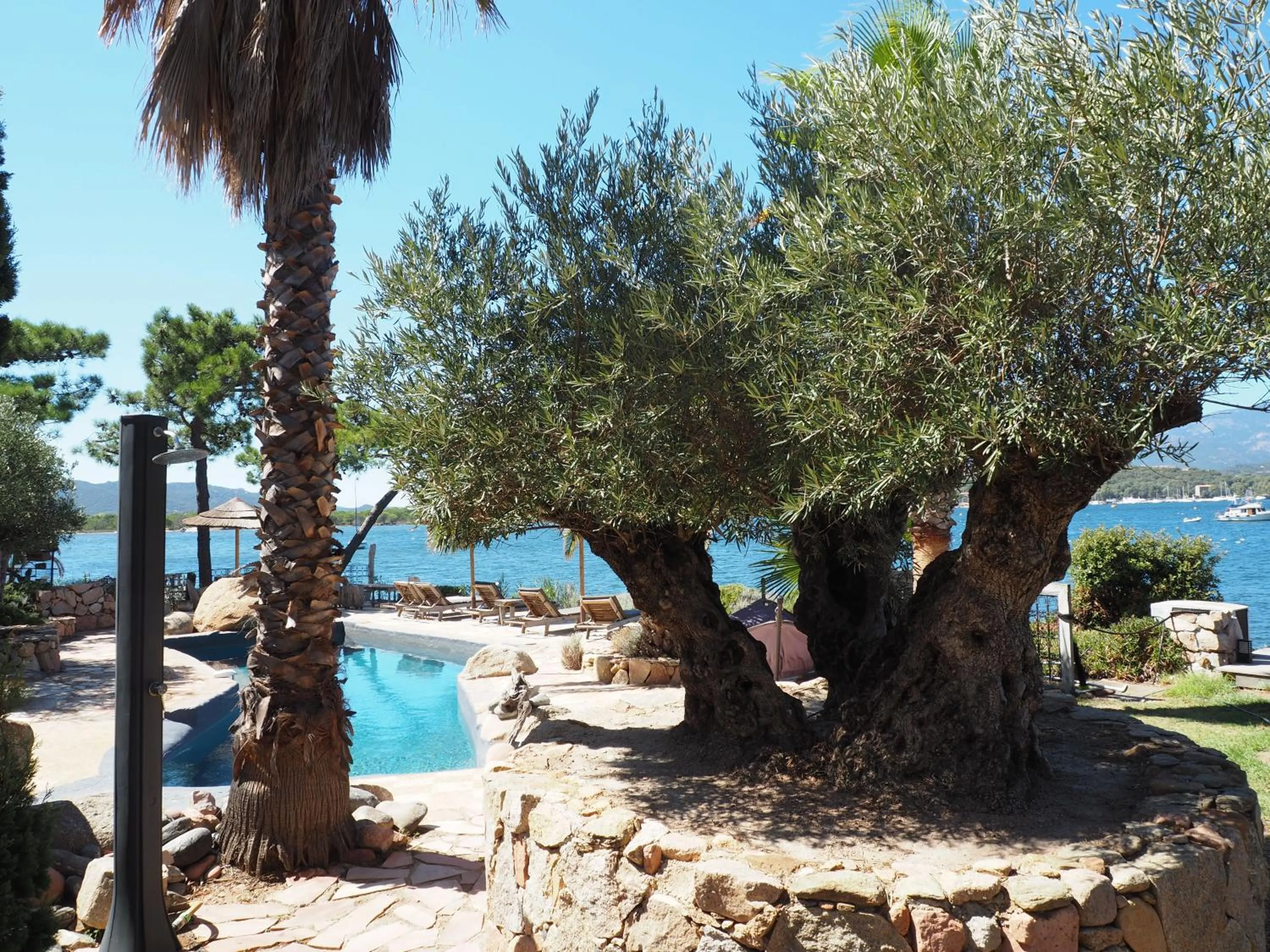 Pool view in Maranatha, front de mer avec plage