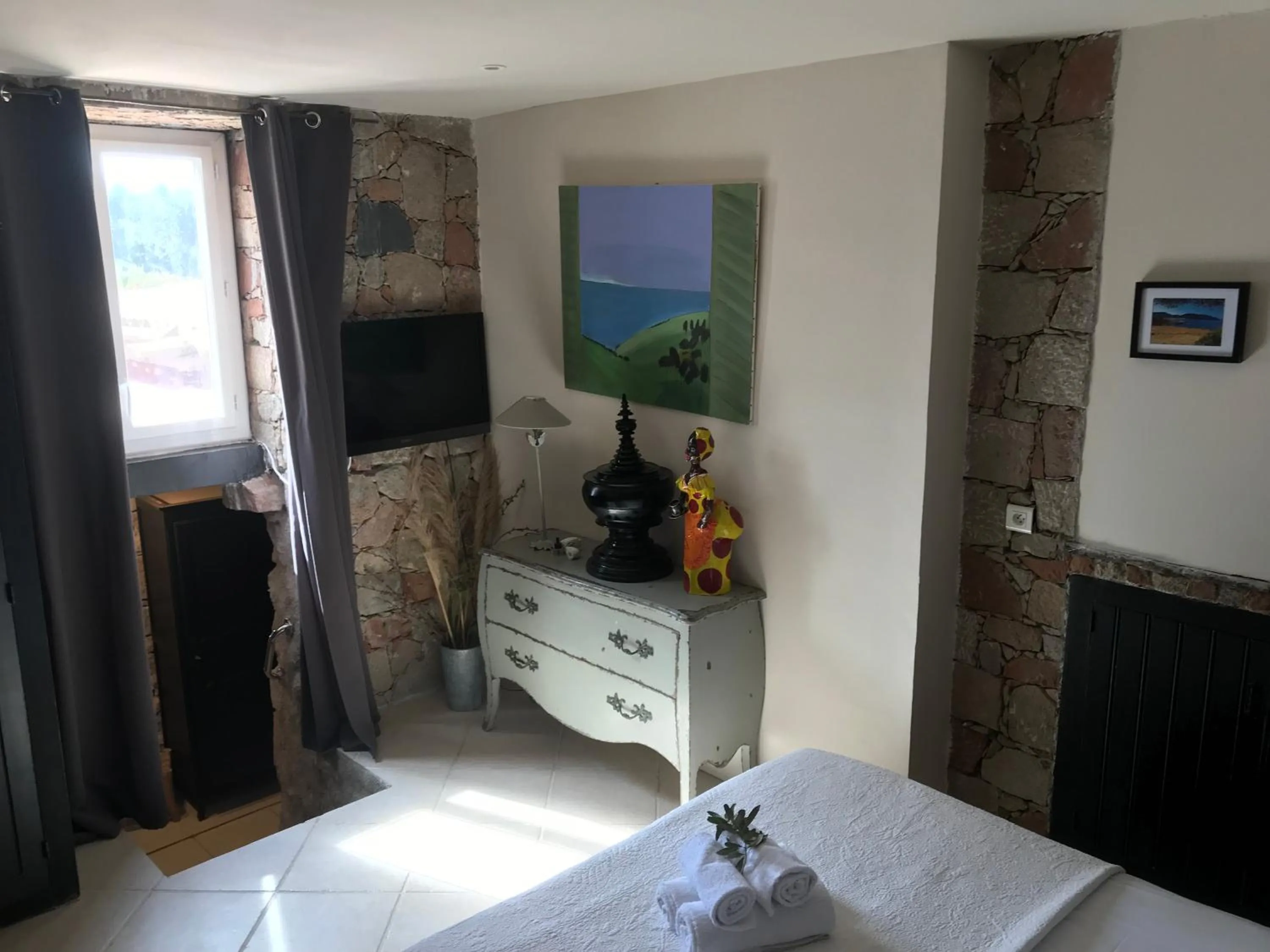 Photo of the whole room, Bed in Maranatha, front de mer avec plage