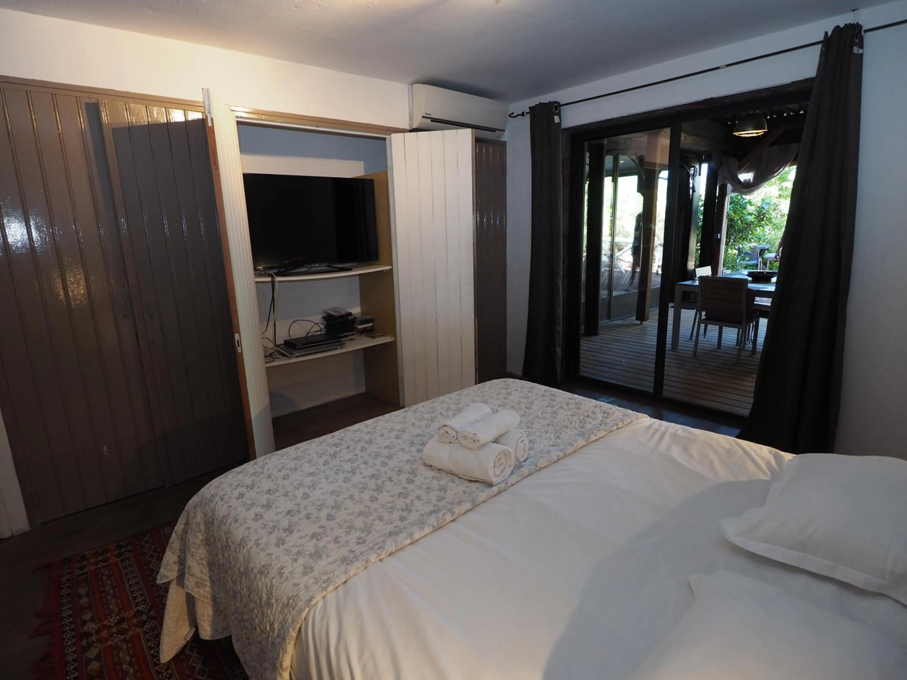 TV and multimedia, Bed in Maranatha, front de mer avec plage