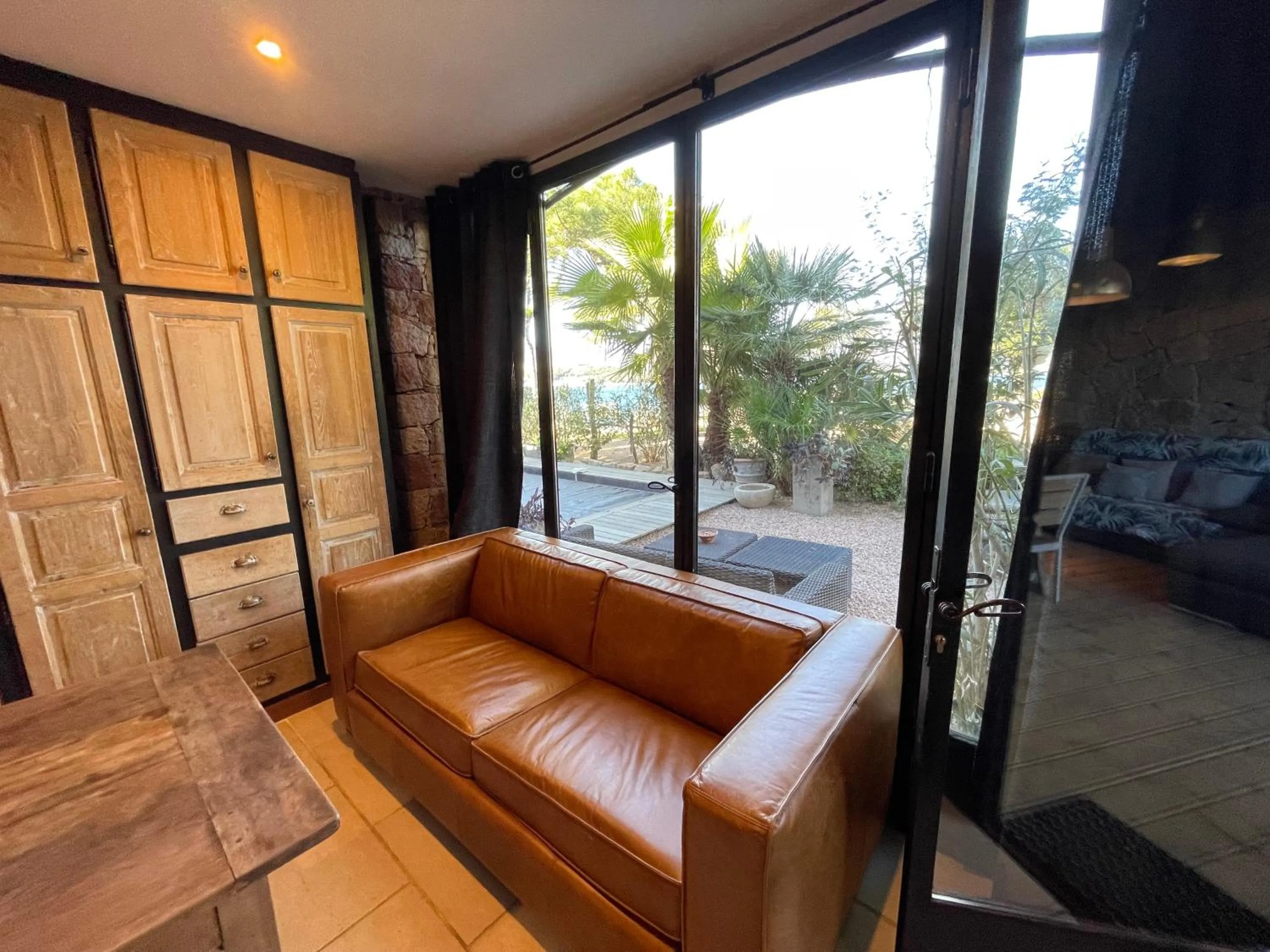 Seating area in Maranatha, front de mer avec plage