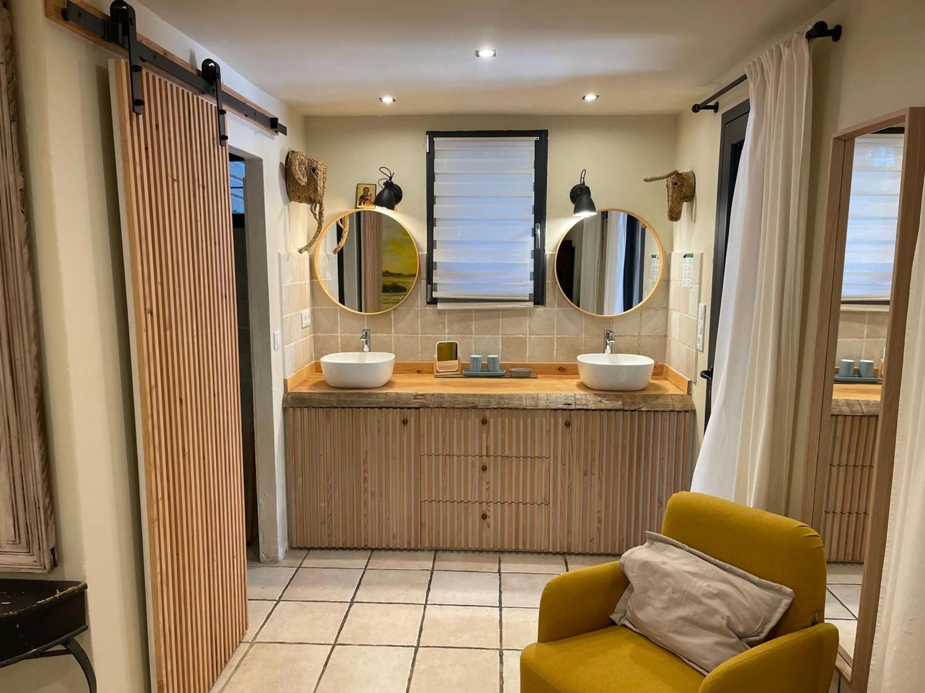Bathroom in Maranatha, front de mer avec plage