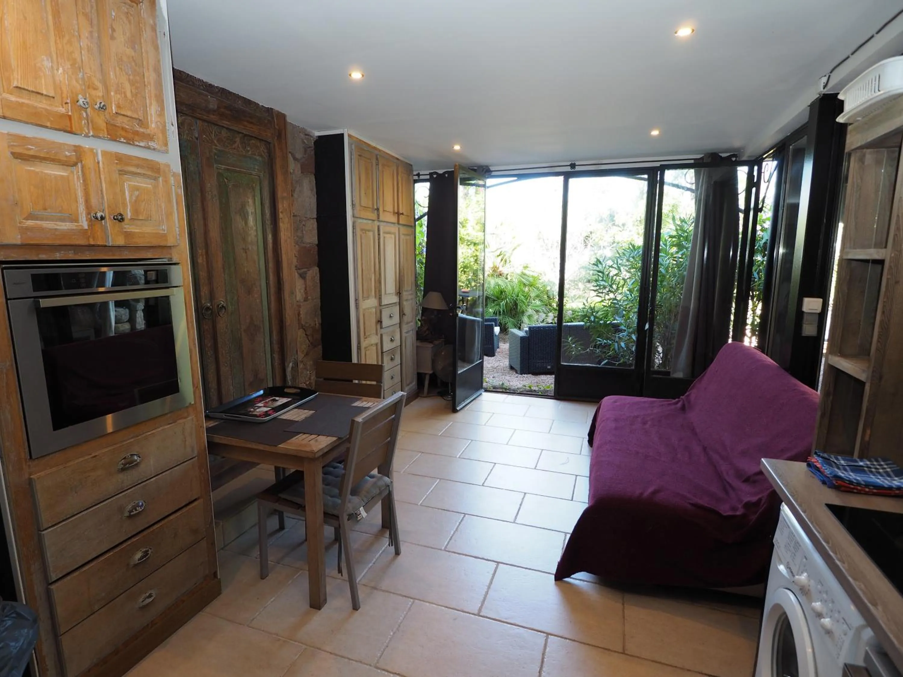 Kitchen or kitchenette in Maranatha, front de mer avec plage