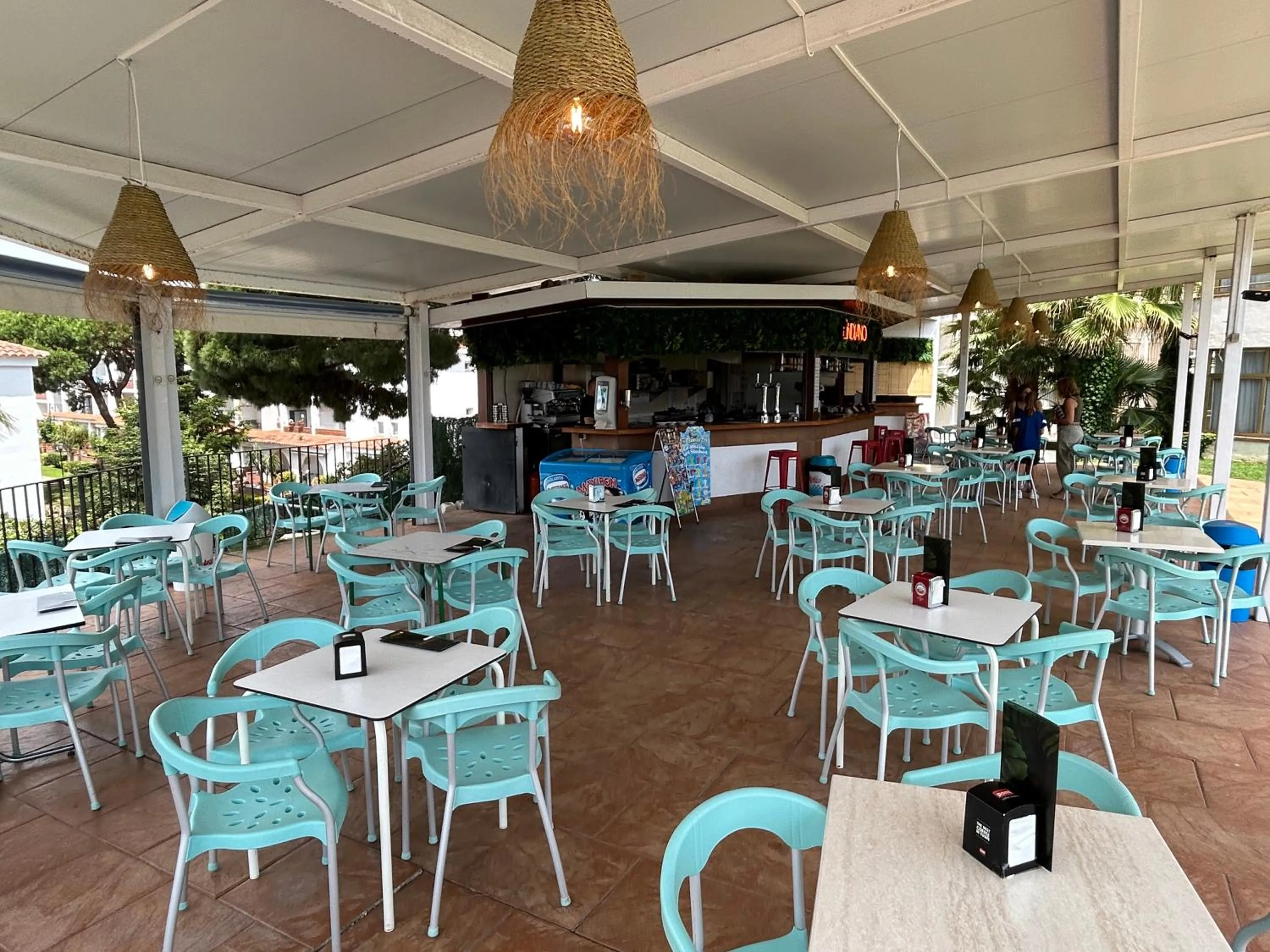 Restaurant/places to eat in AR Bolero park