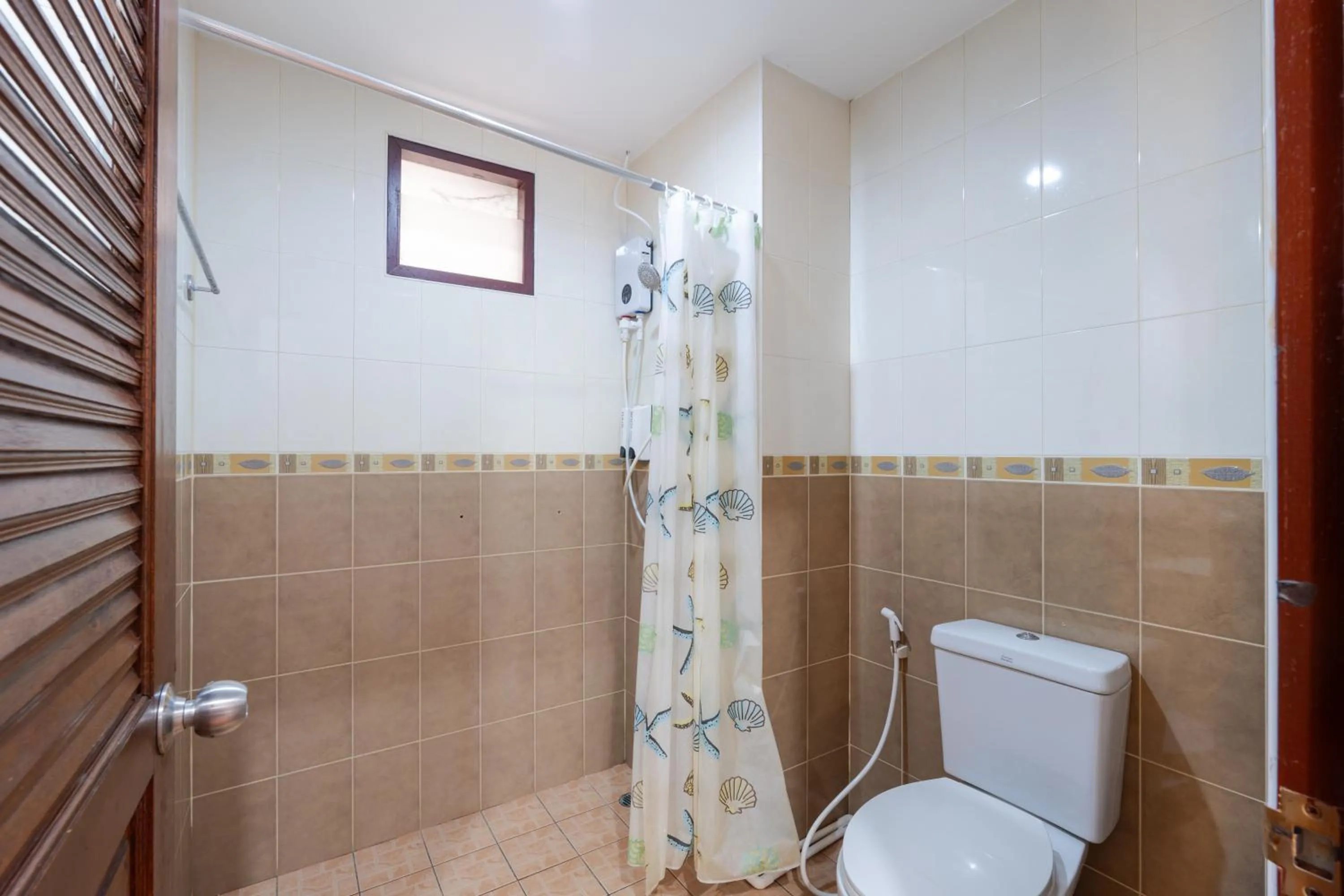 Shower in Amarin Hotel Patong