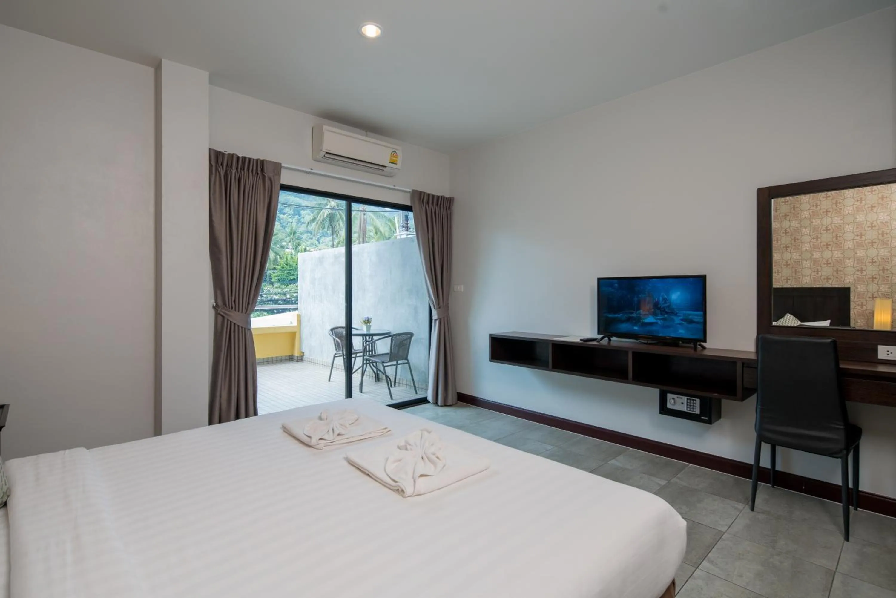 TV and multimedia, Bed in Amarin Hotel Patong