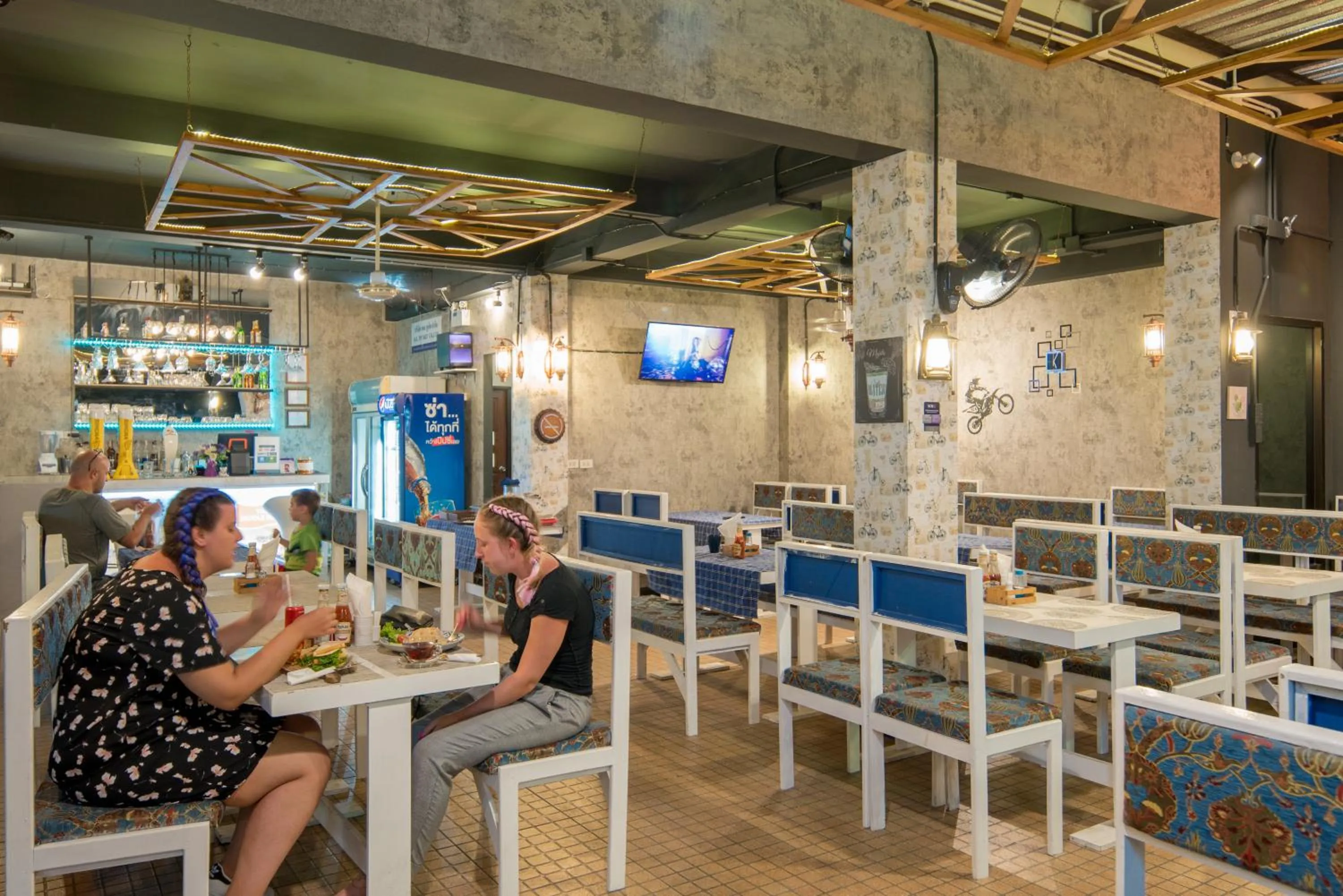 Restaurant/places to eat in Amarin Hotel Patong