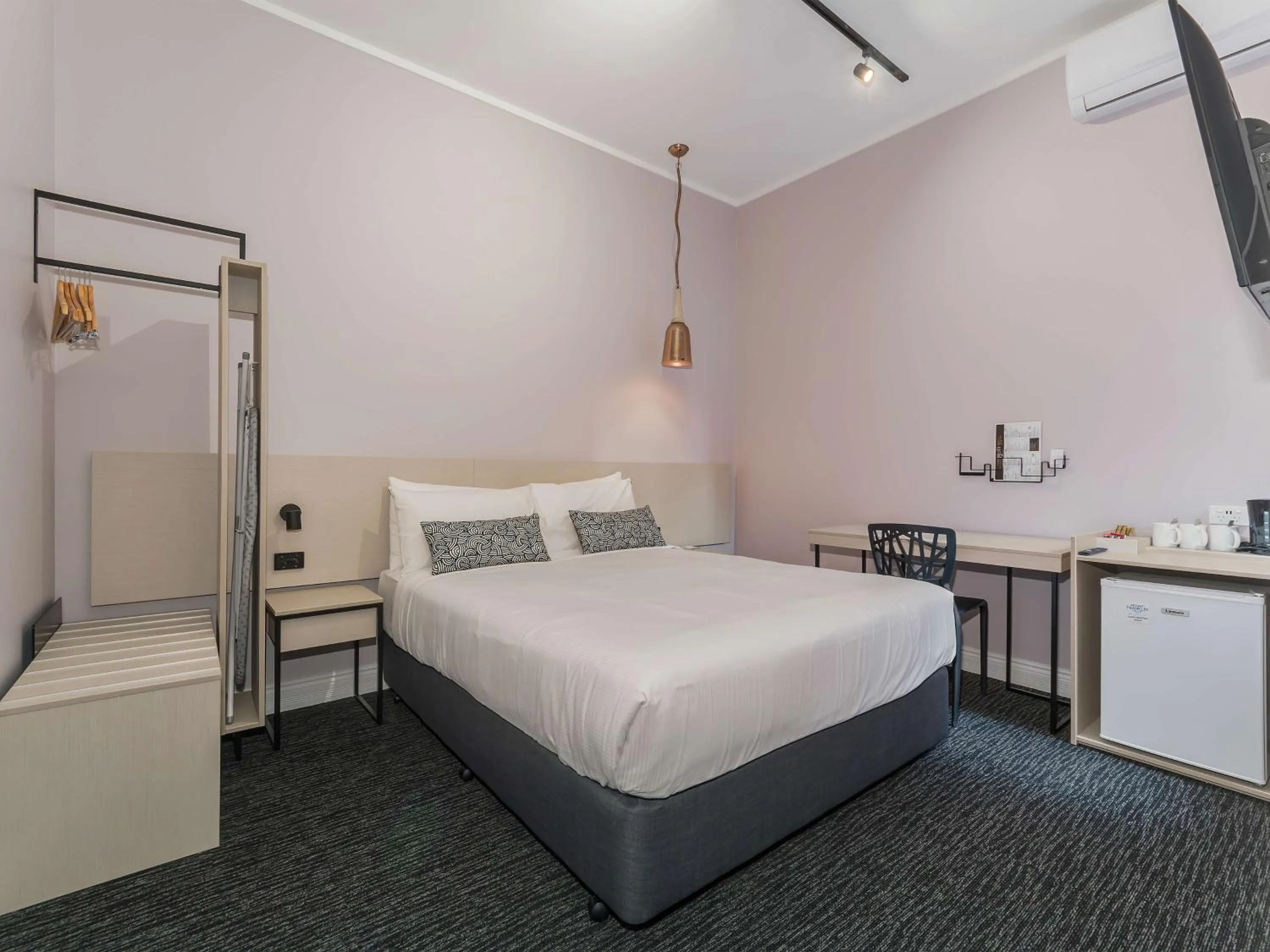 Bedroom, Bed in Nightcap at Belgian Beer Cafe