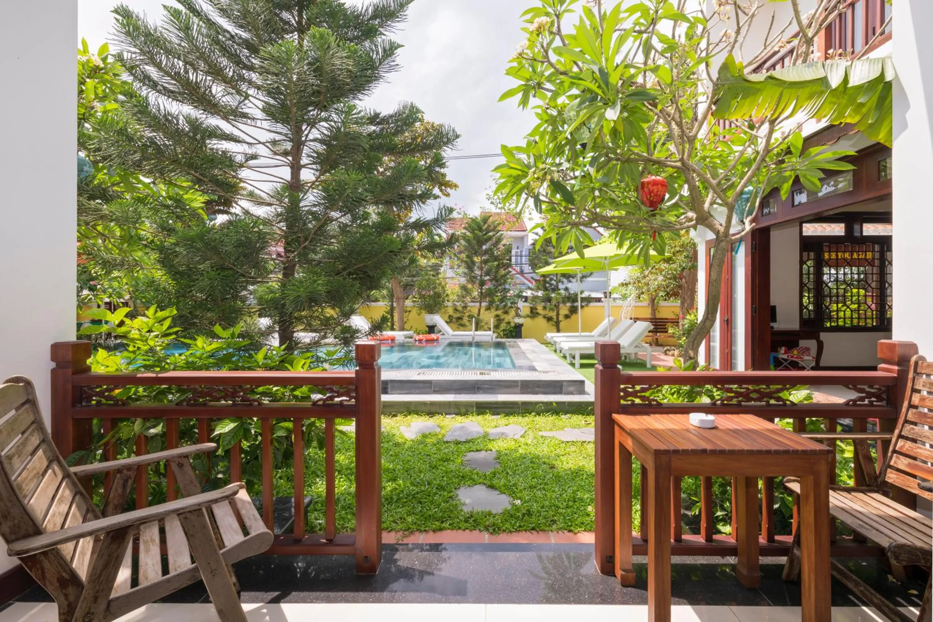 Deluxe Twin Room with Balcony and Pool View in Green Hill Villa