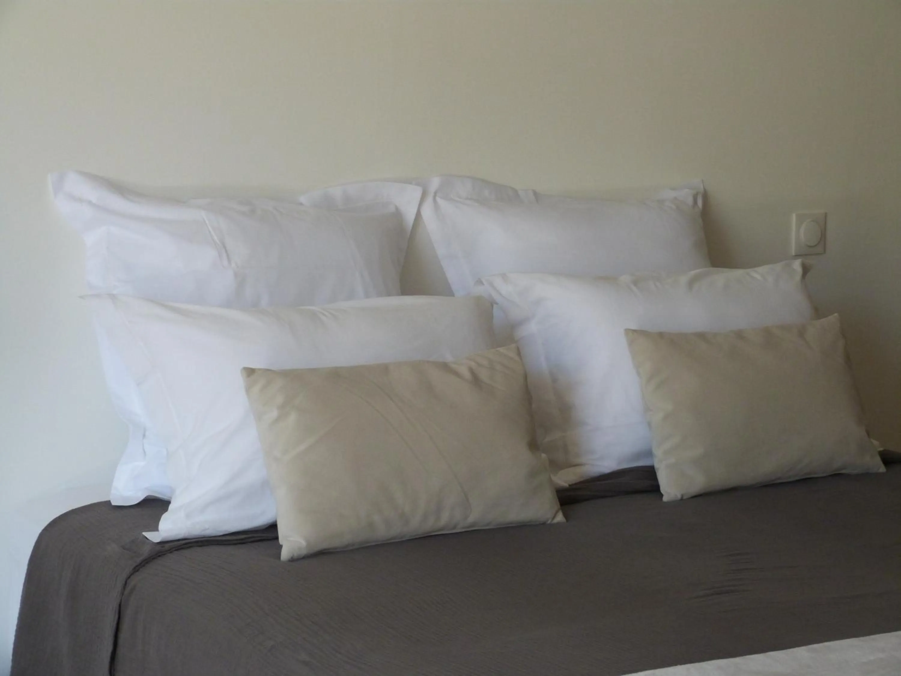 air conditioner, Bed in Chambres d'hotes Le Plassalou