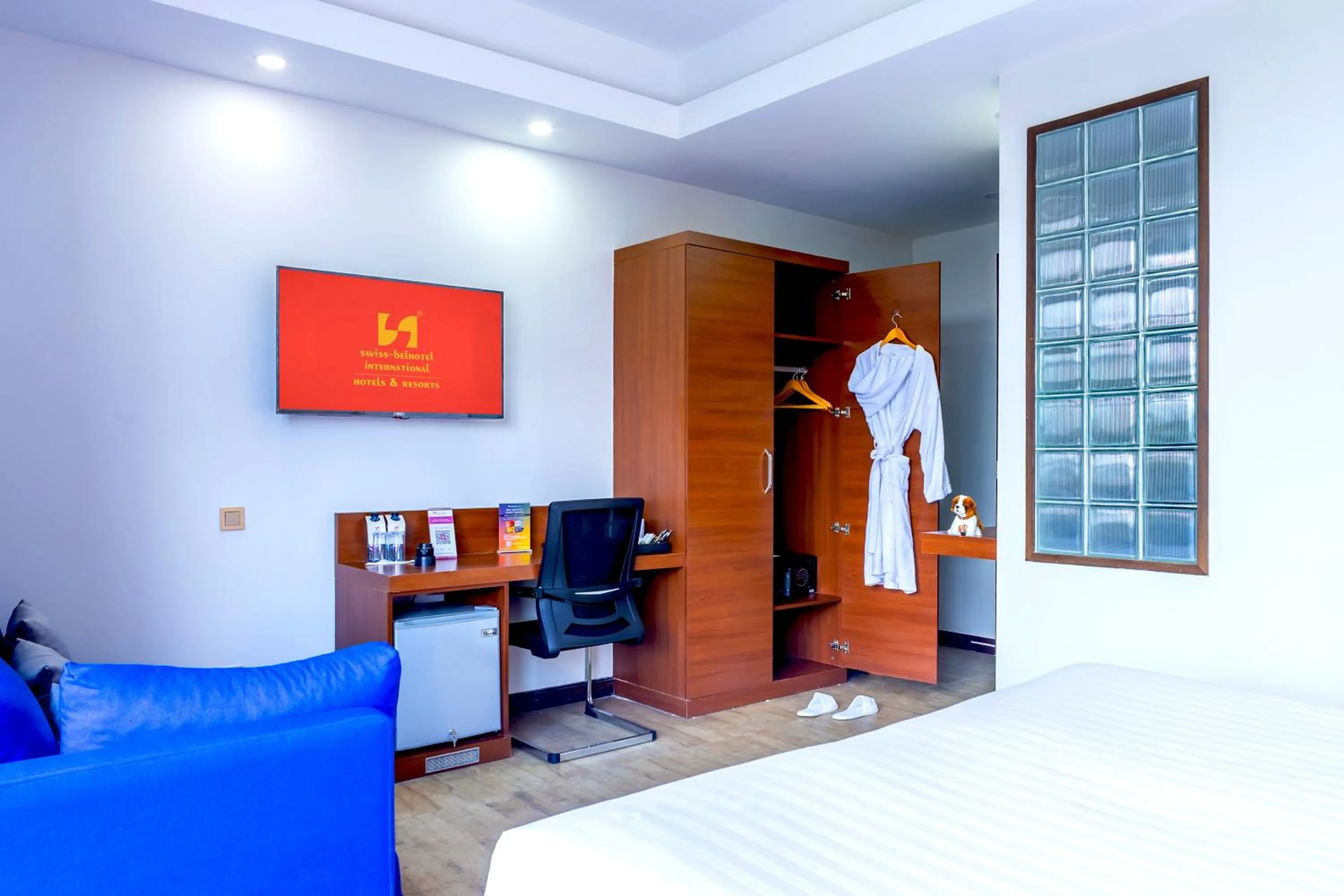 wardrobe, Bed in The Emory Hotel