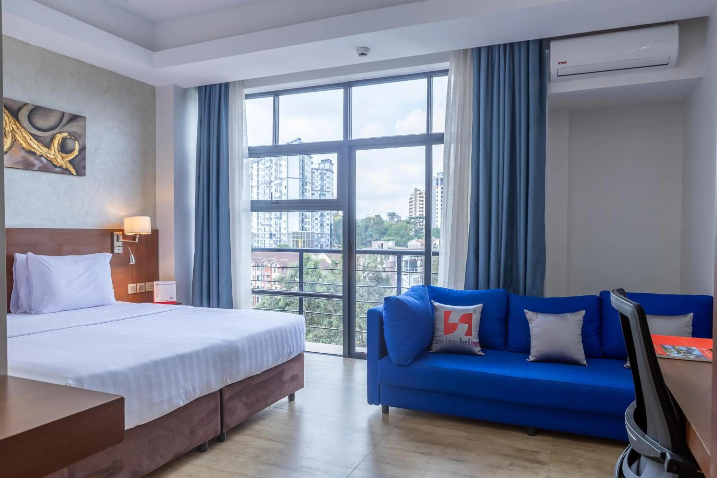 Photo of the whole room, Bed in The Emory Hotel