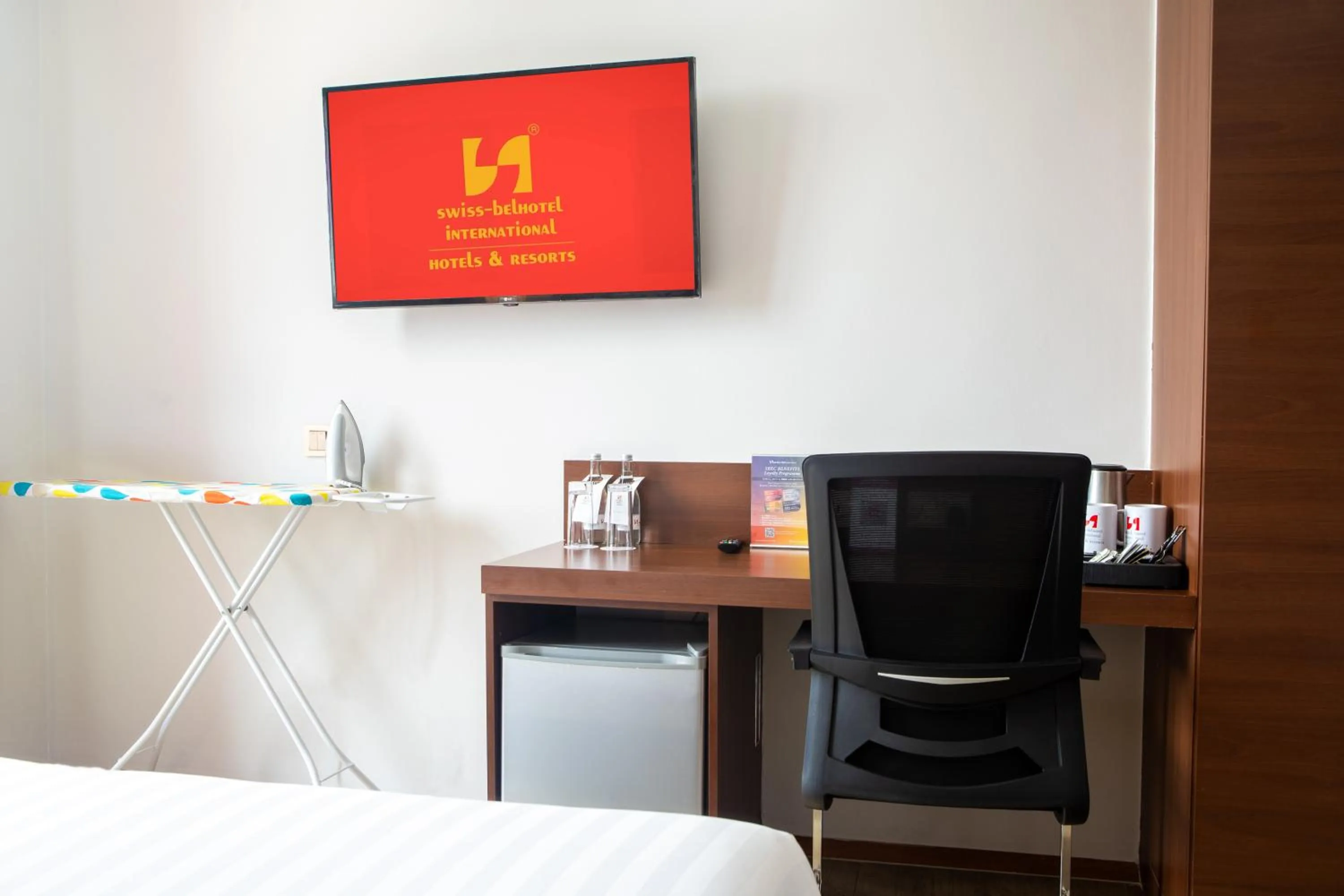 Photo of the whole room, Bed in The Emory Hotel