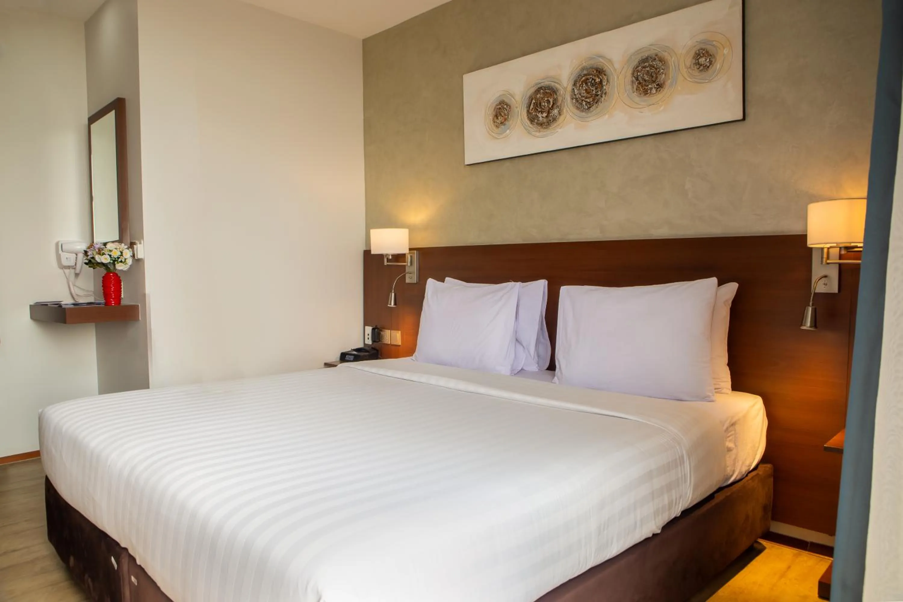 Photo of the whole room, Bed in The Emory Hotel