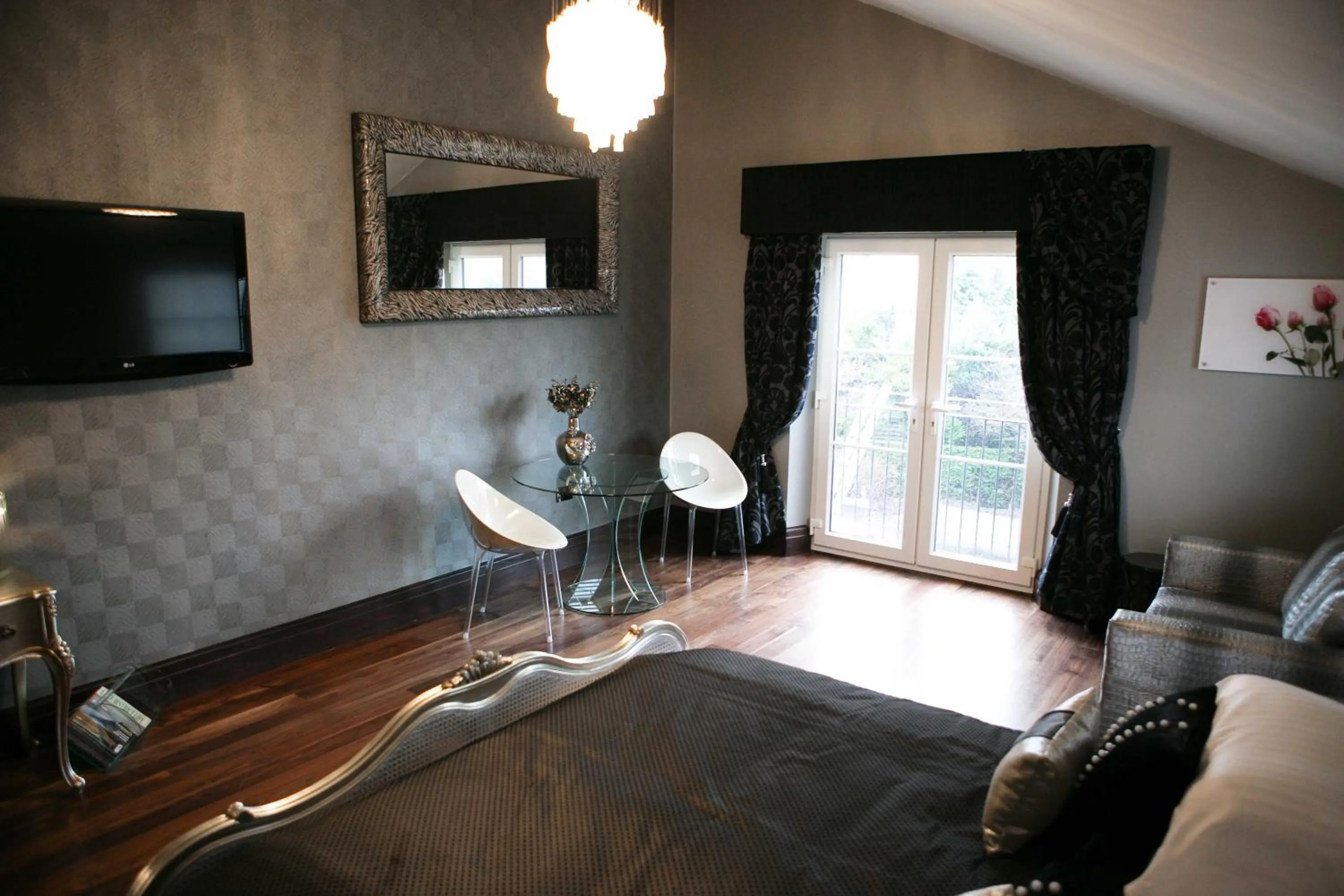 Bedroom, Bed in Windermere Suites