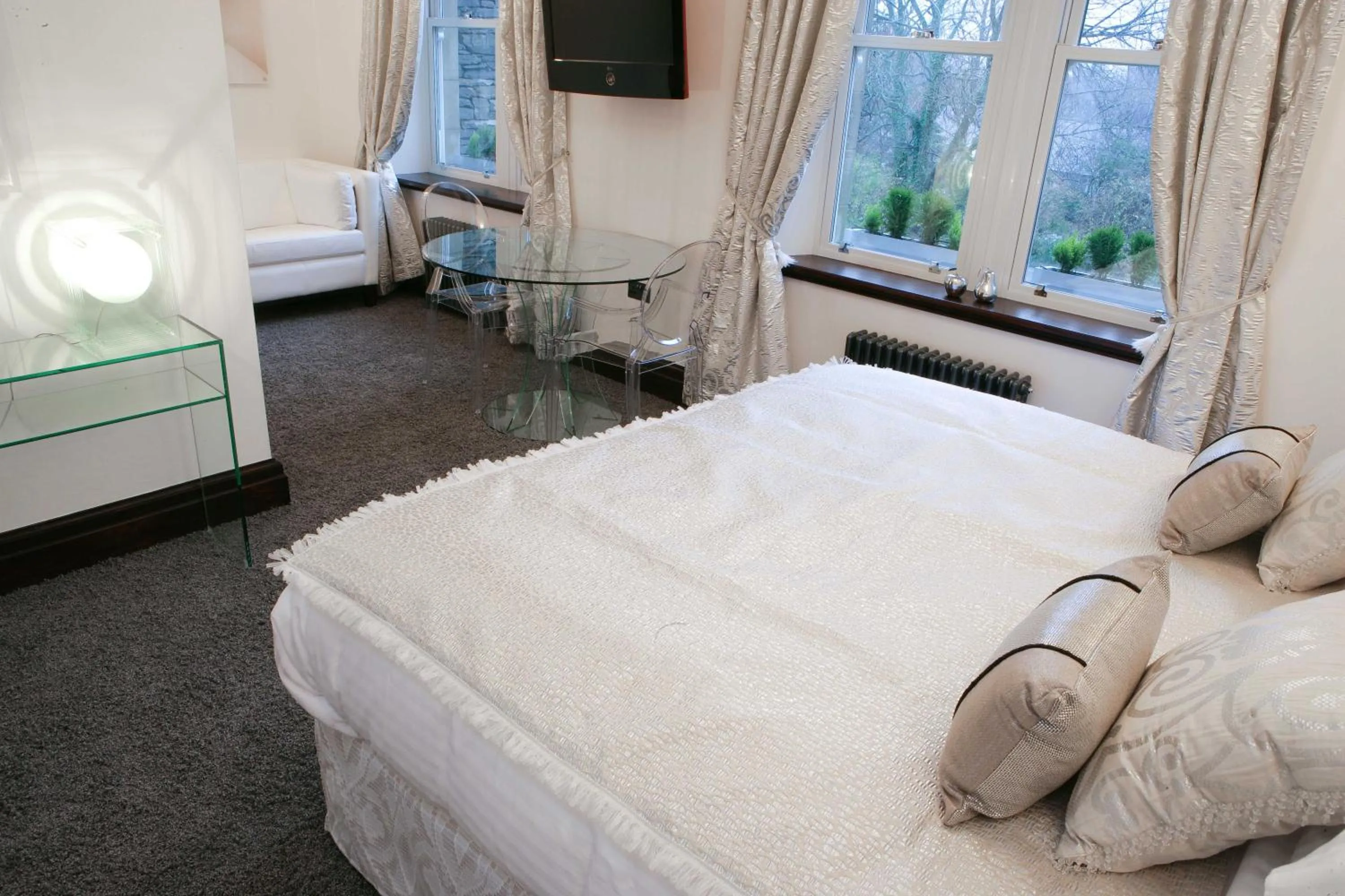 Bedroom, Bed in Windermere Suites