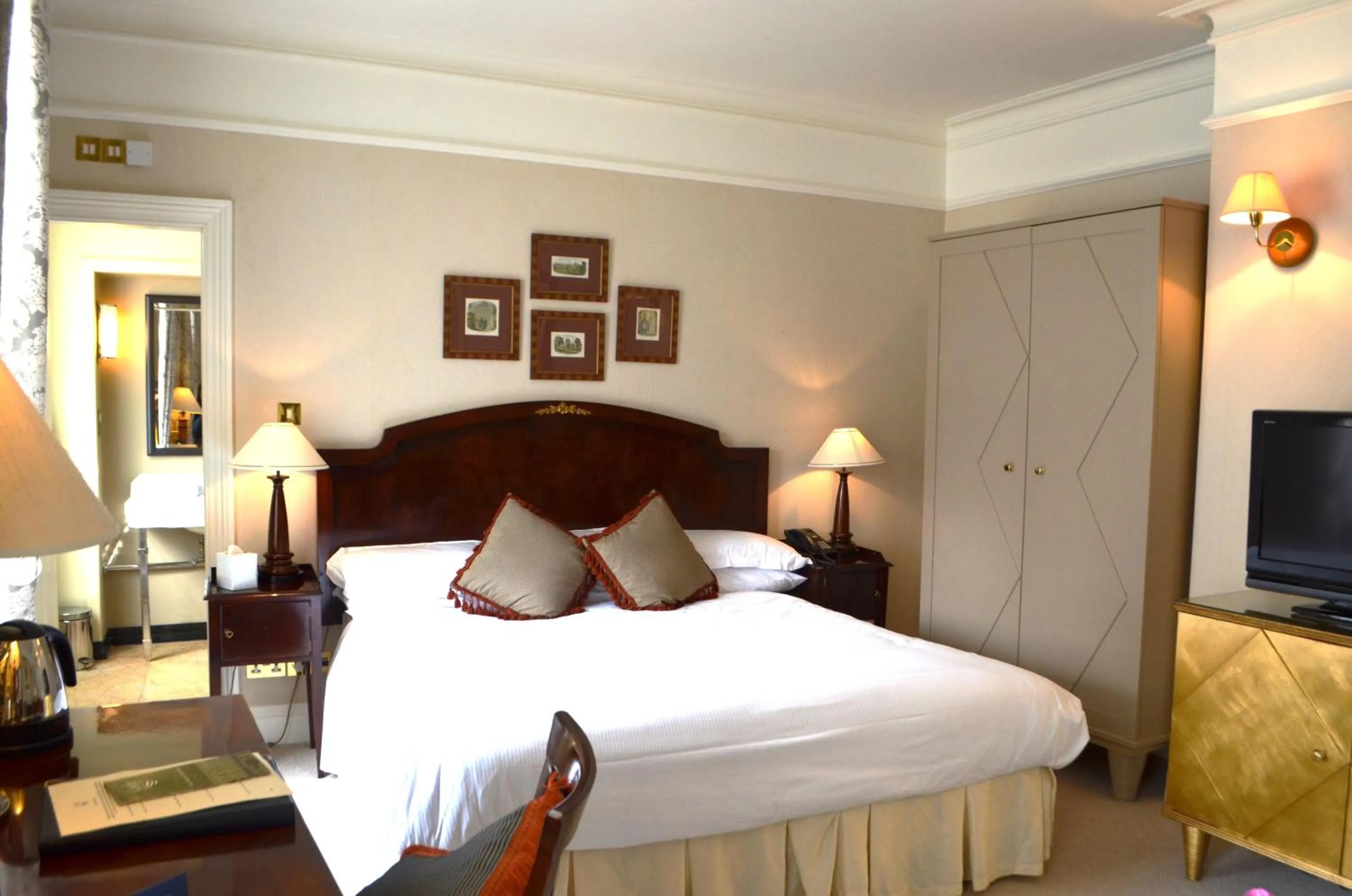 Shower, Bed in Castle House Hotel