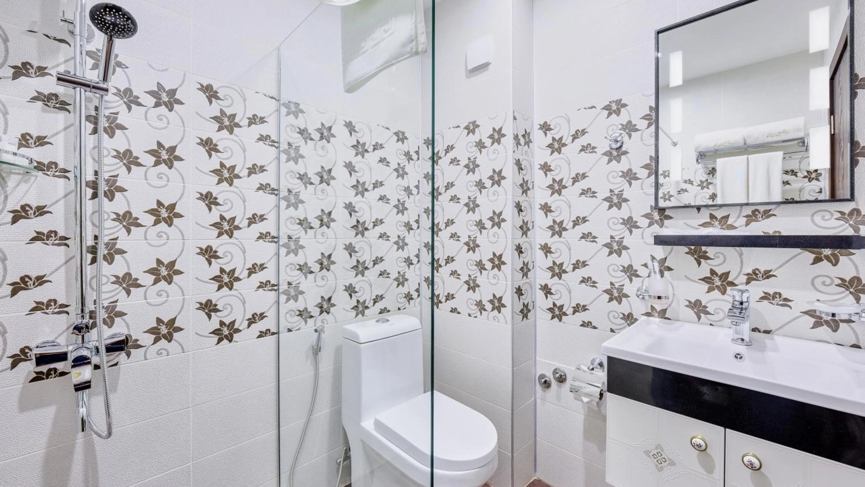 Shower in Lisi Hills Hotel