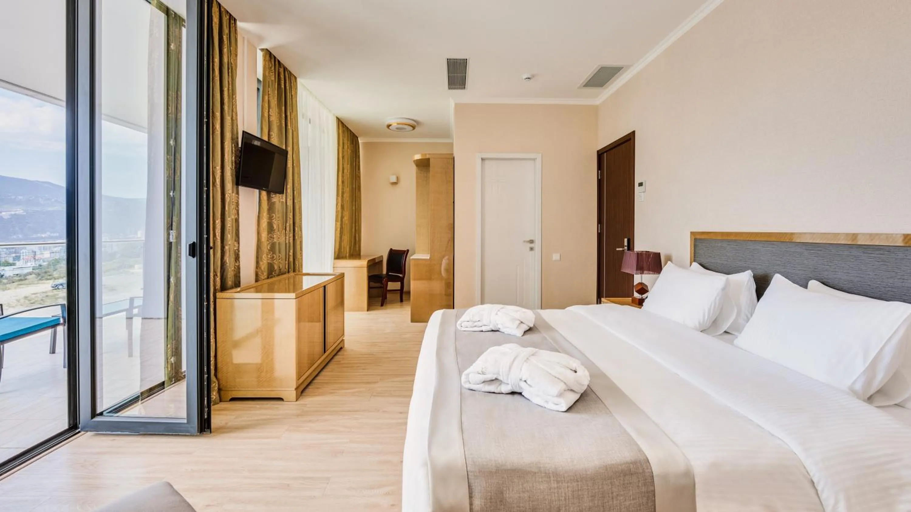 Bed in Lisi Hills Hotel