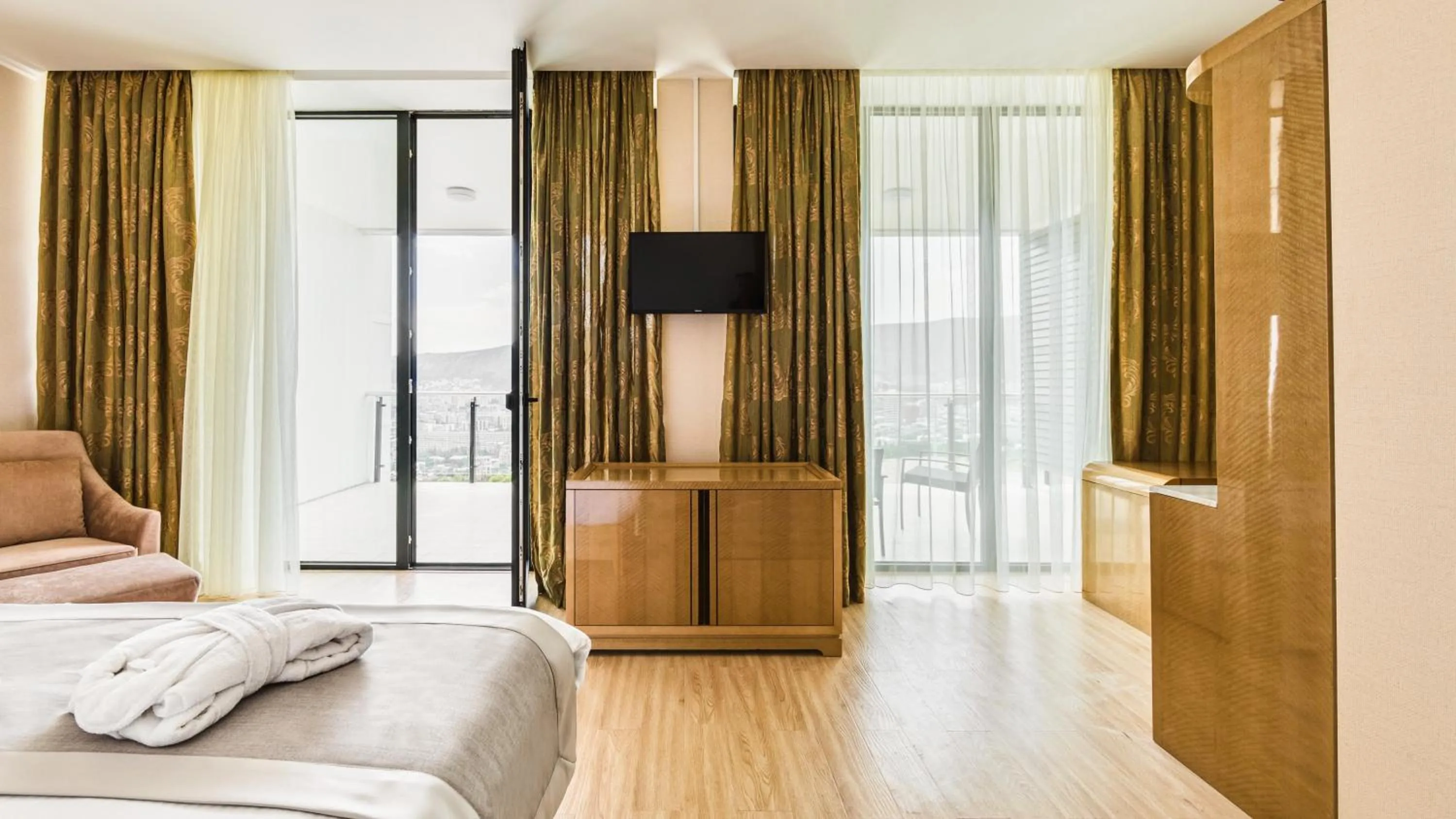 TV and multimedia, Bed in Lisi Hills Hotel