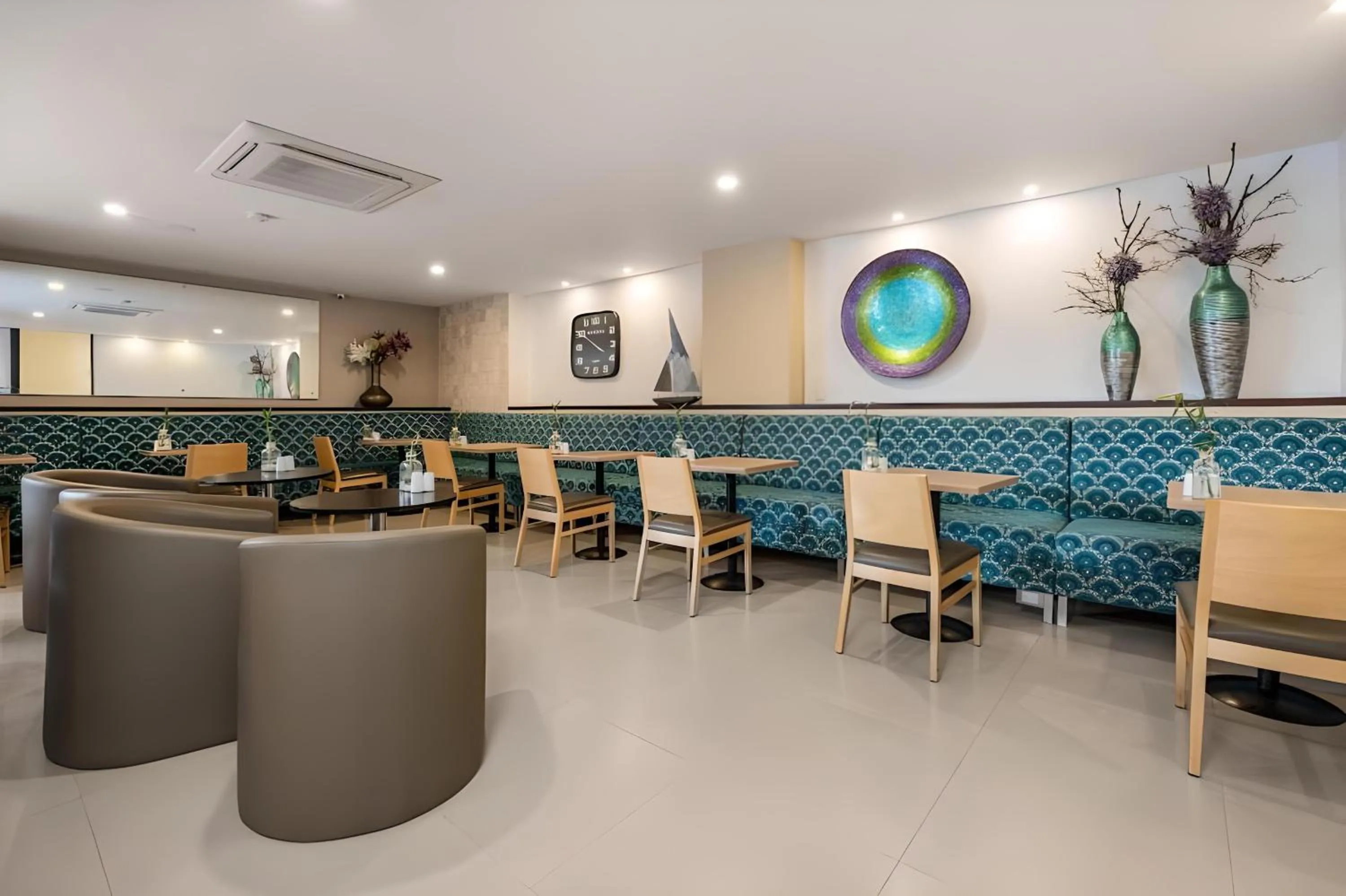 Restaurant/places to eat in Hotel Leblon Suites Milla de Oro