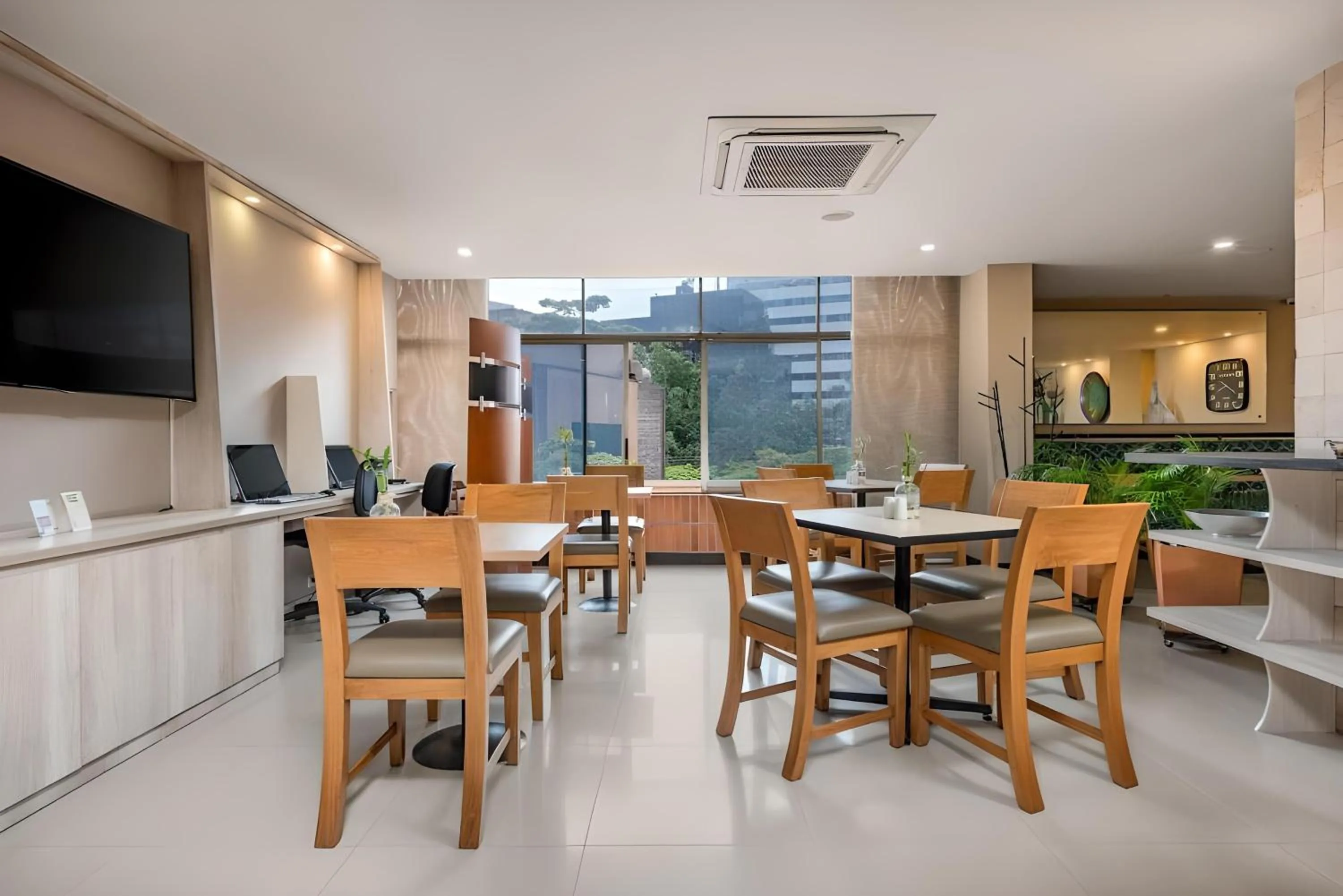 Restaurant/places to eat in Hotel Leblon Suites Milla de Oro