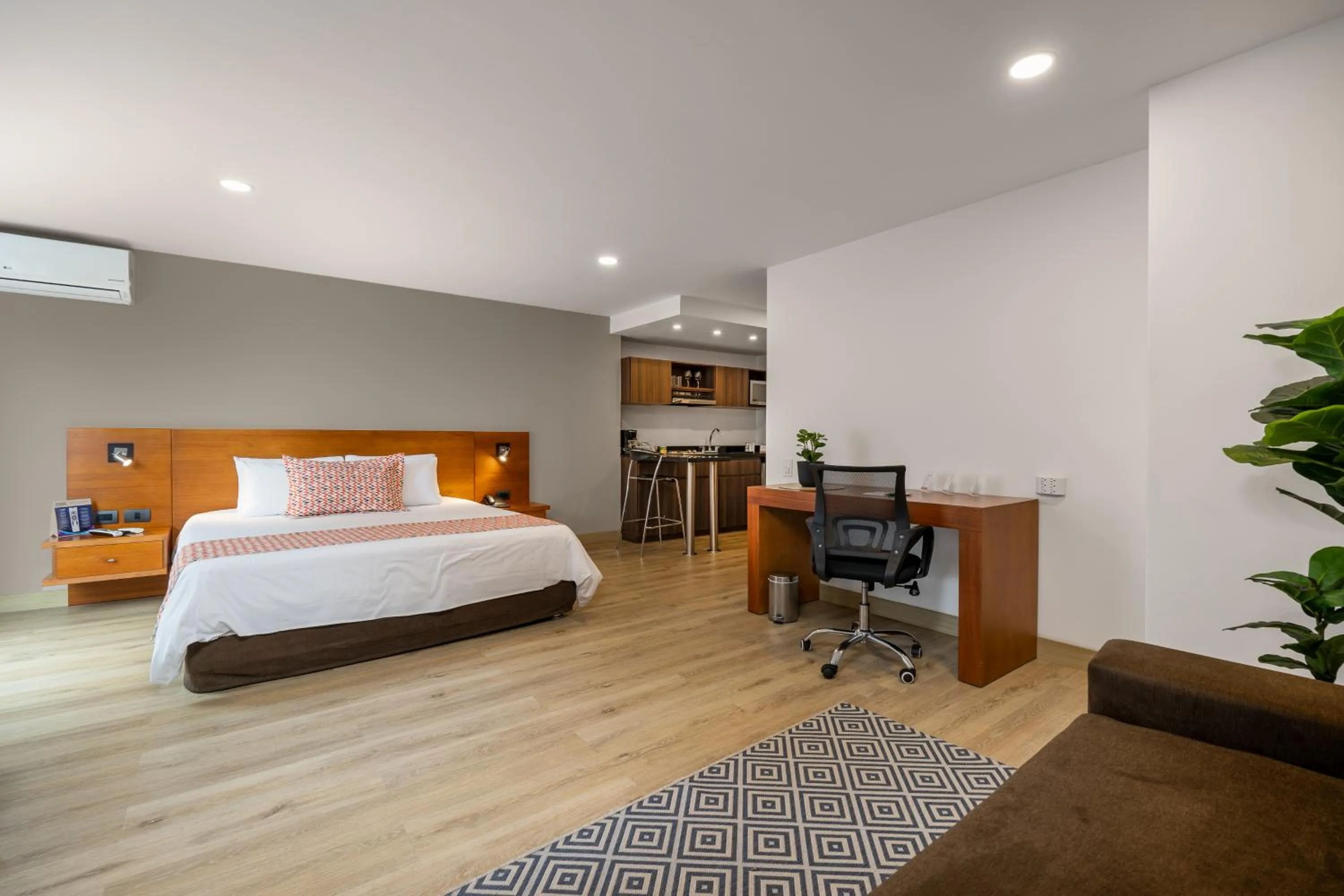 Photo of the whole room, Bed in Hotel Leblon Suites Milla de Oro