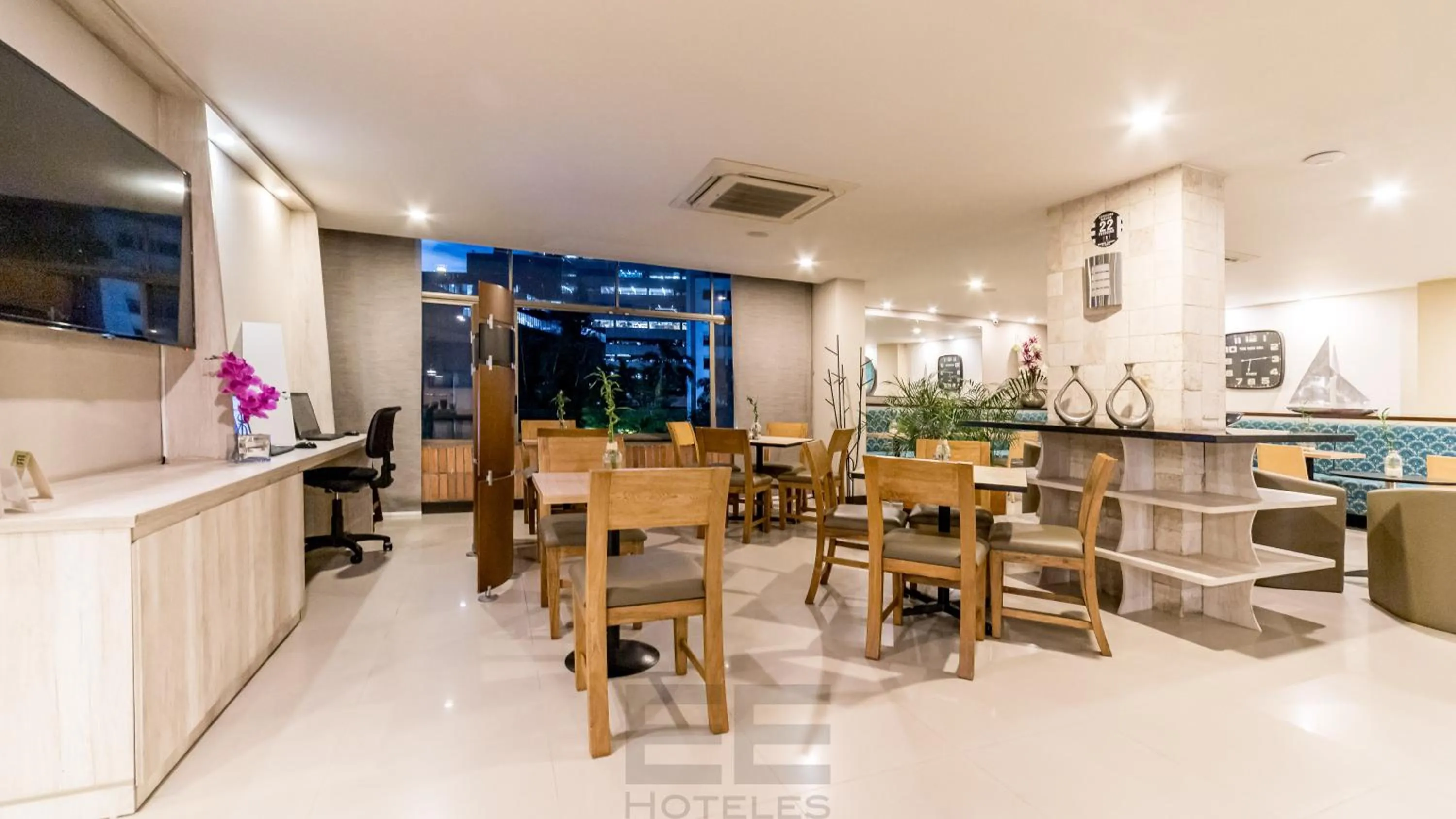 Restaurant/places to eat in Hotel Leblon Suites Milla de Oro