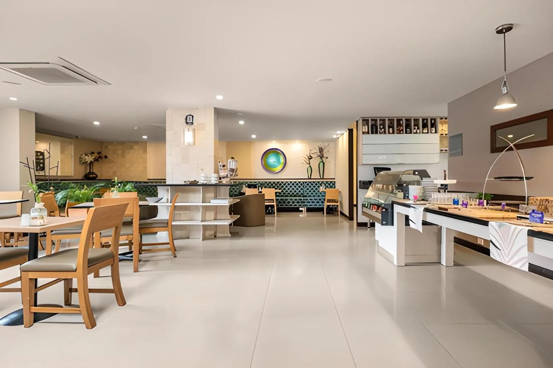 Restaurant/places to eat in Hotel Leblon Suites Milla de Oro