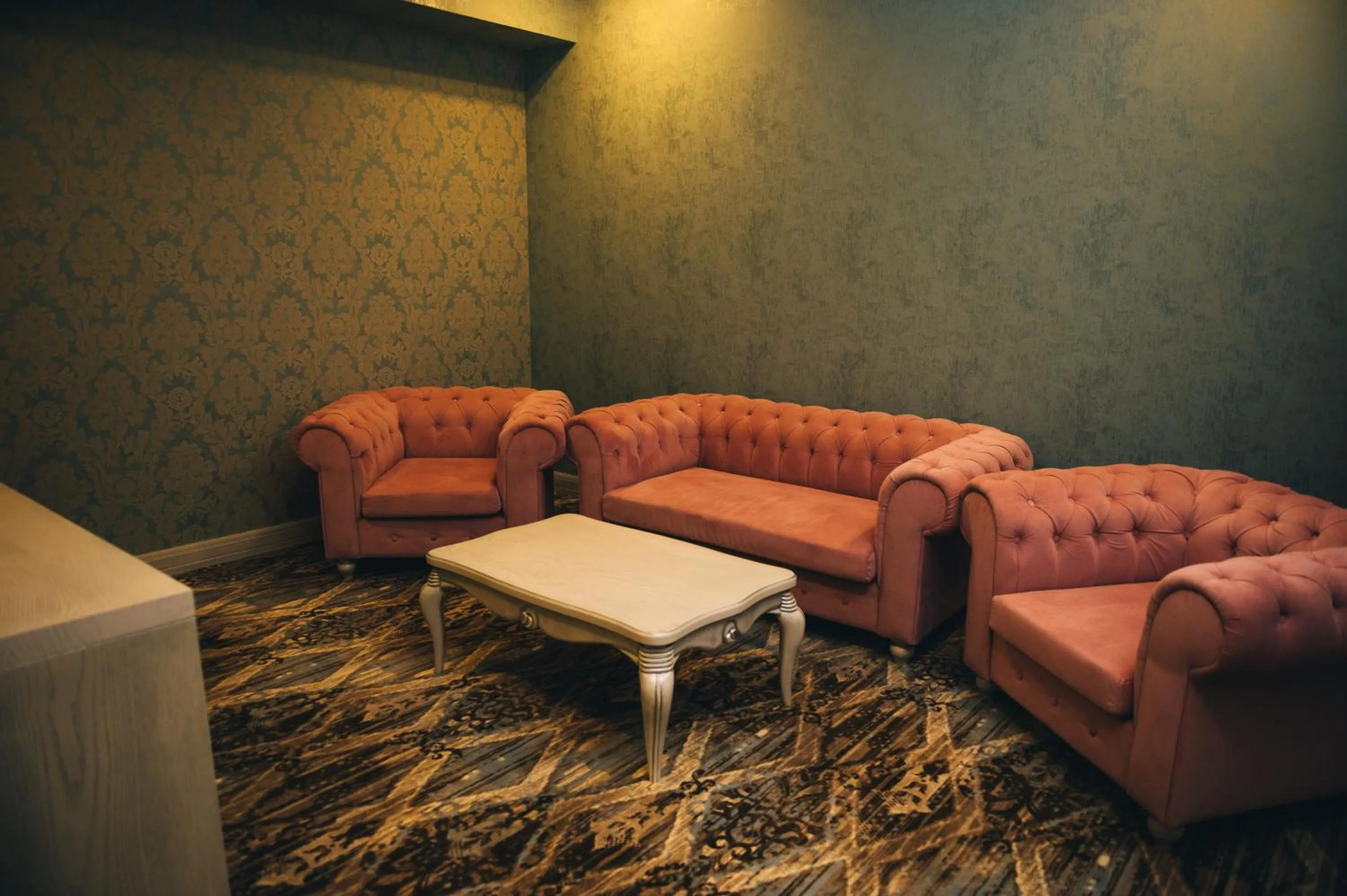 Living room in Emerald Suite Hotel