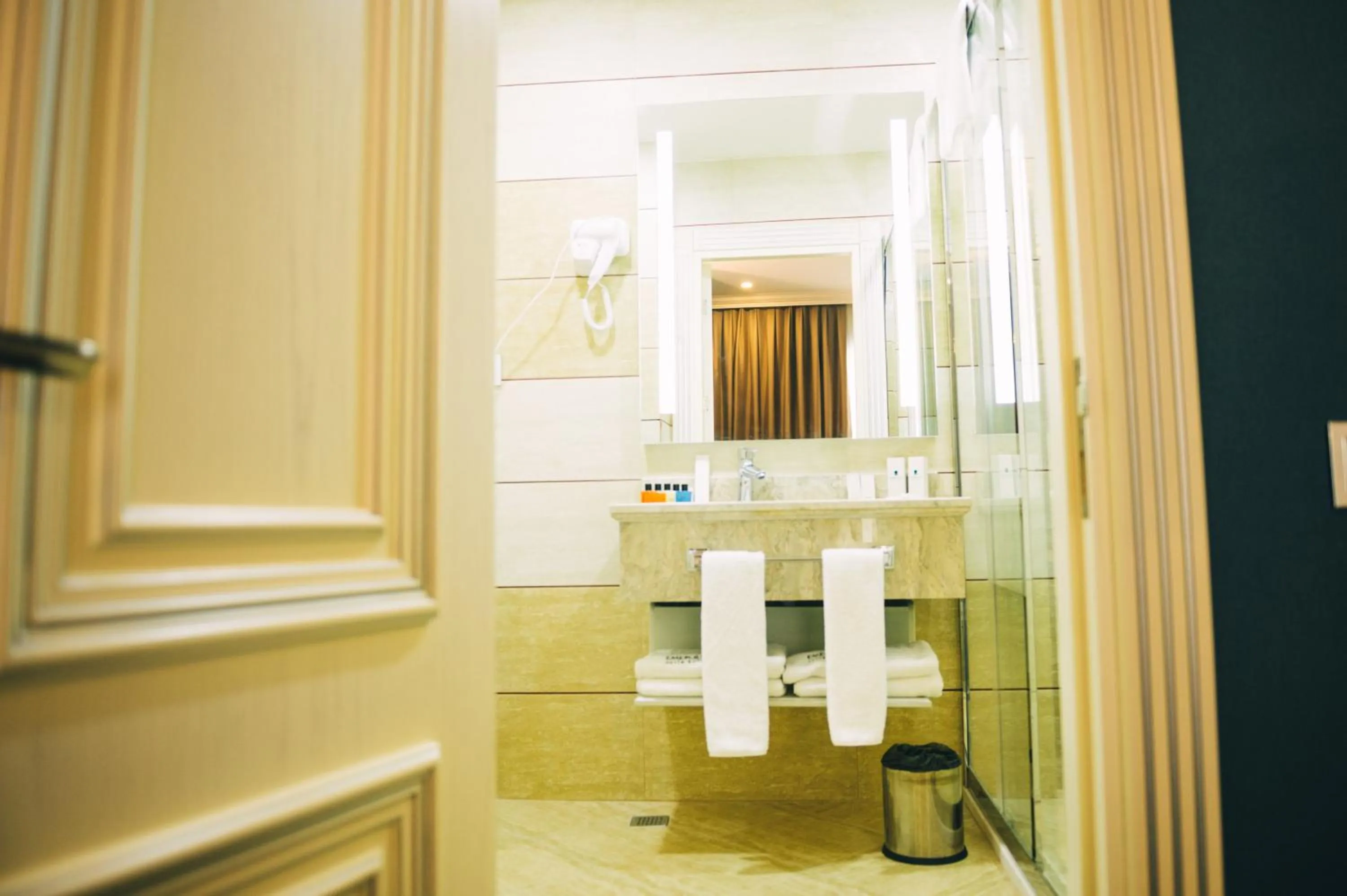 Bathroom in Emerald Suite Hotel