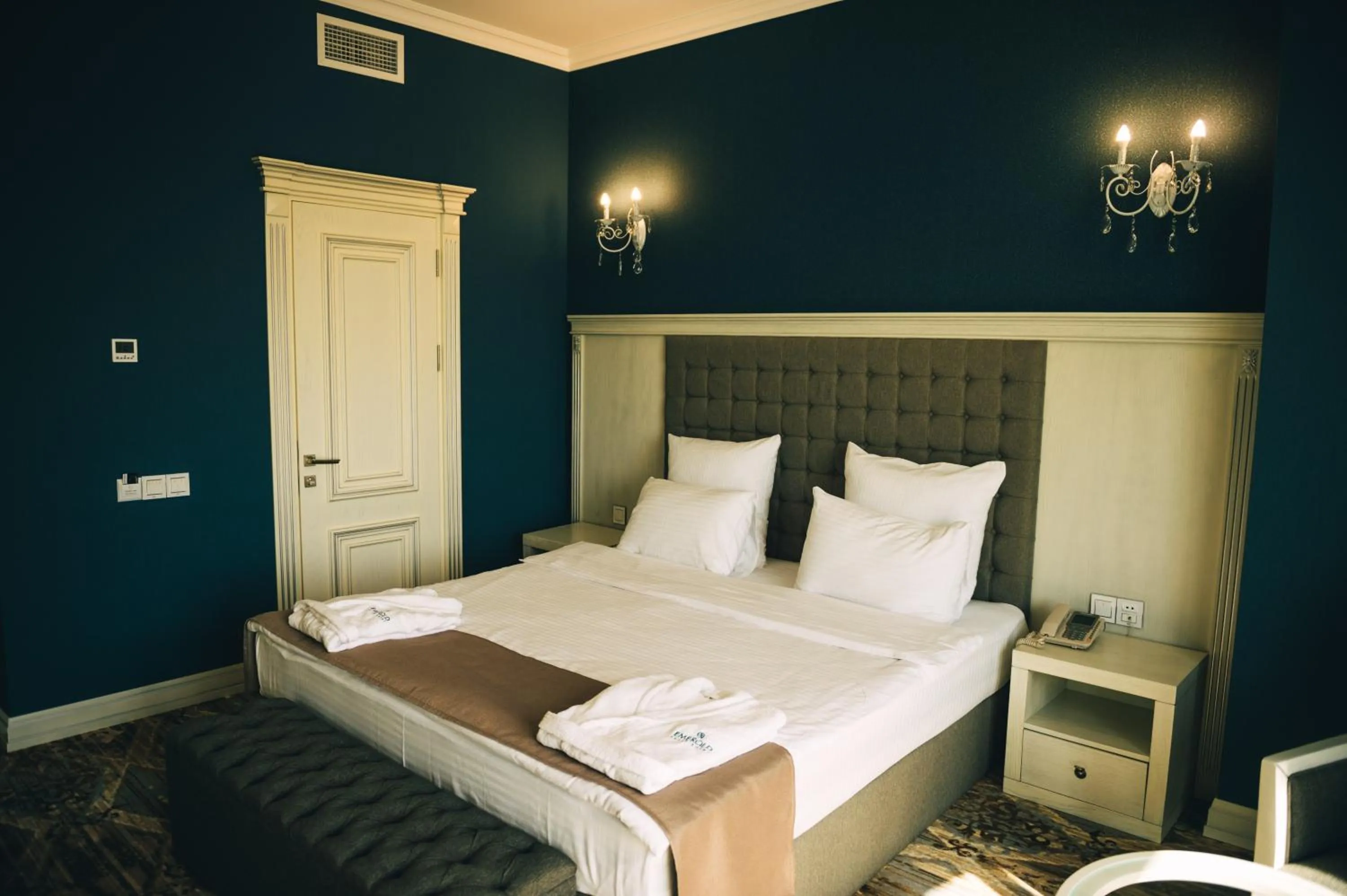 Bed in Emerald Suite Hotel