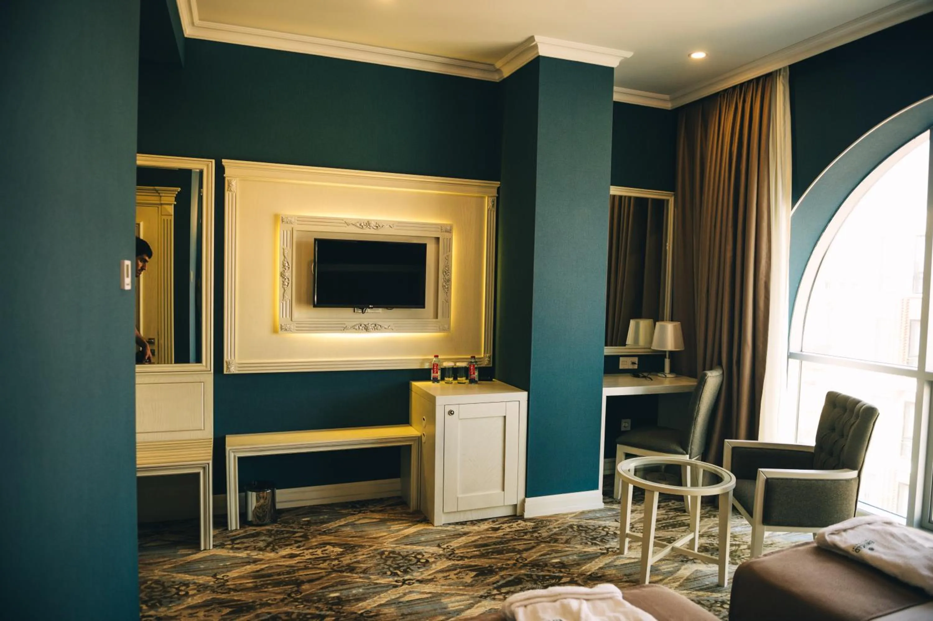 TV and multimedia in Emerald Suite Hotel