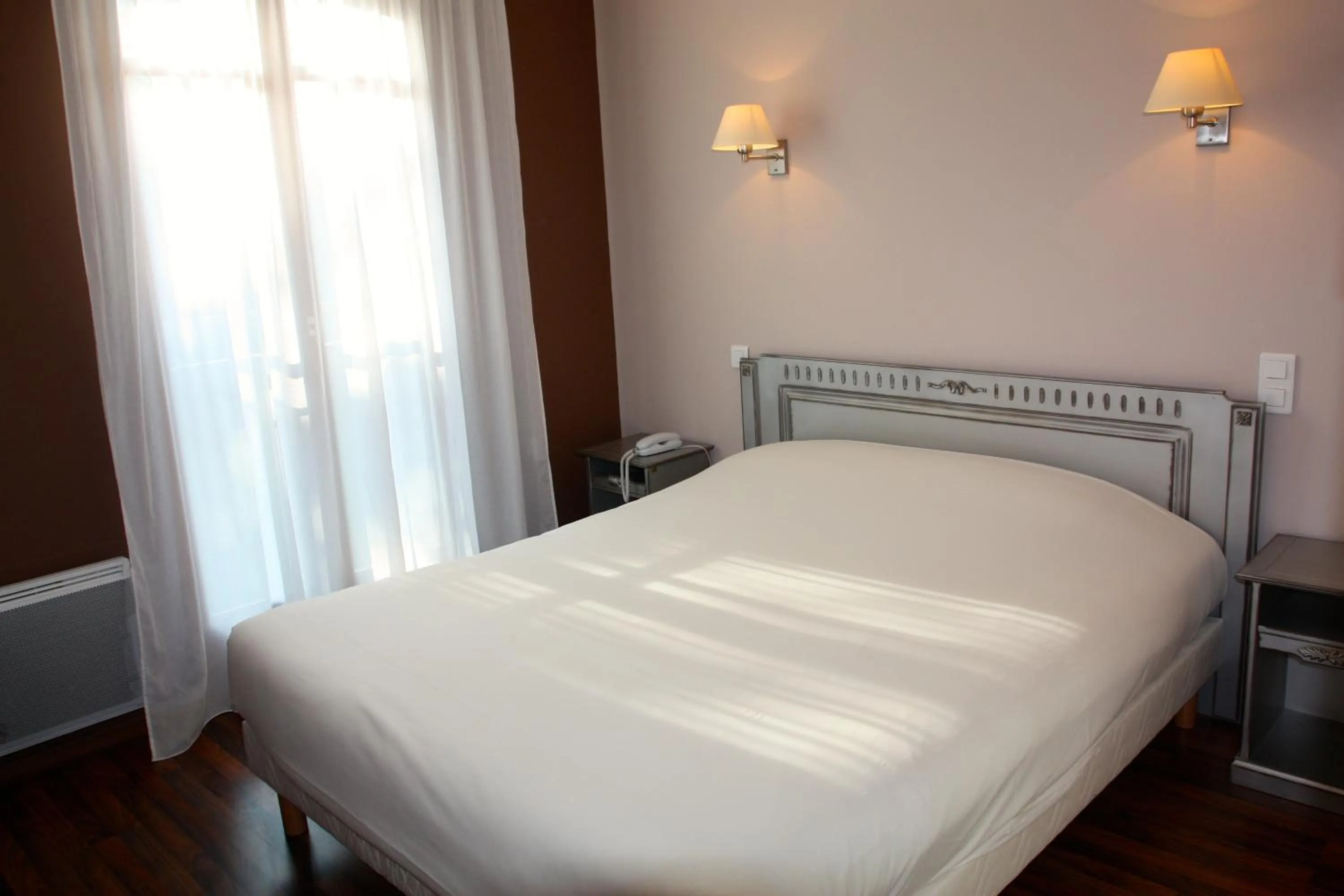 Bedroom, Bed in Logis - Hotel Restaurant du Parc